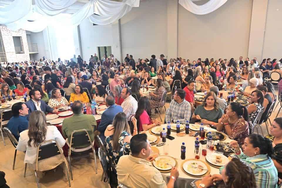 Ayuntamiento de Monclova reconoce a maestros en su d&iacute;a
