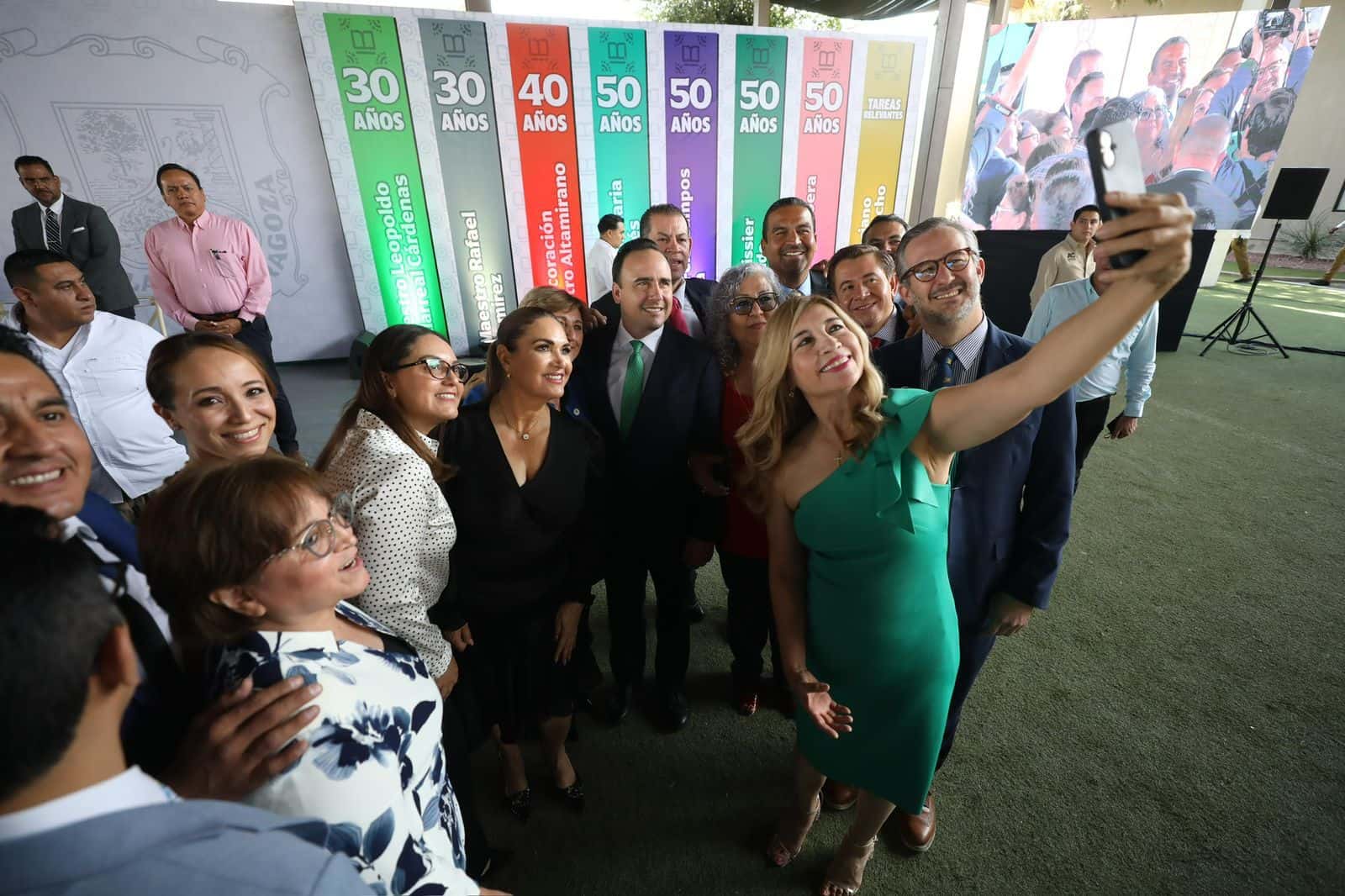 Manolo Jim&eacute;nez reconoce a maestros de Coahuila en su d&iacute;a