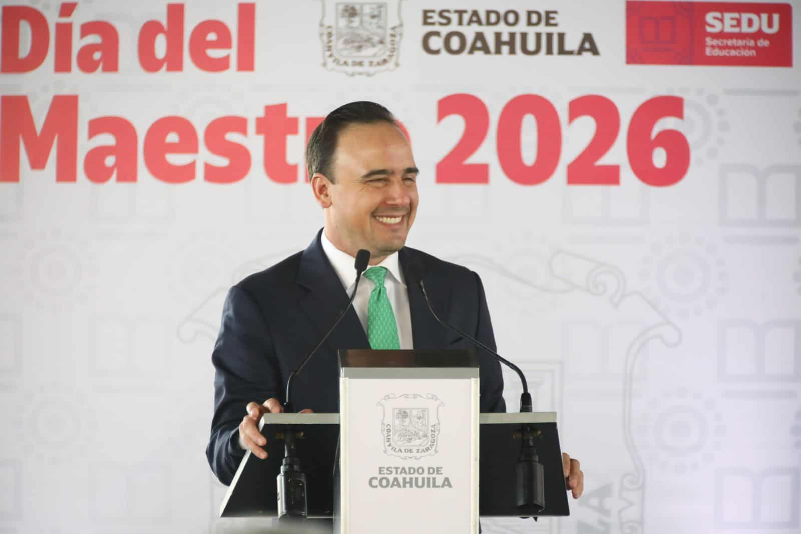 Manolo Jim&eacute;nez reconoce a maestros de Coahuila en su d&iacute;a