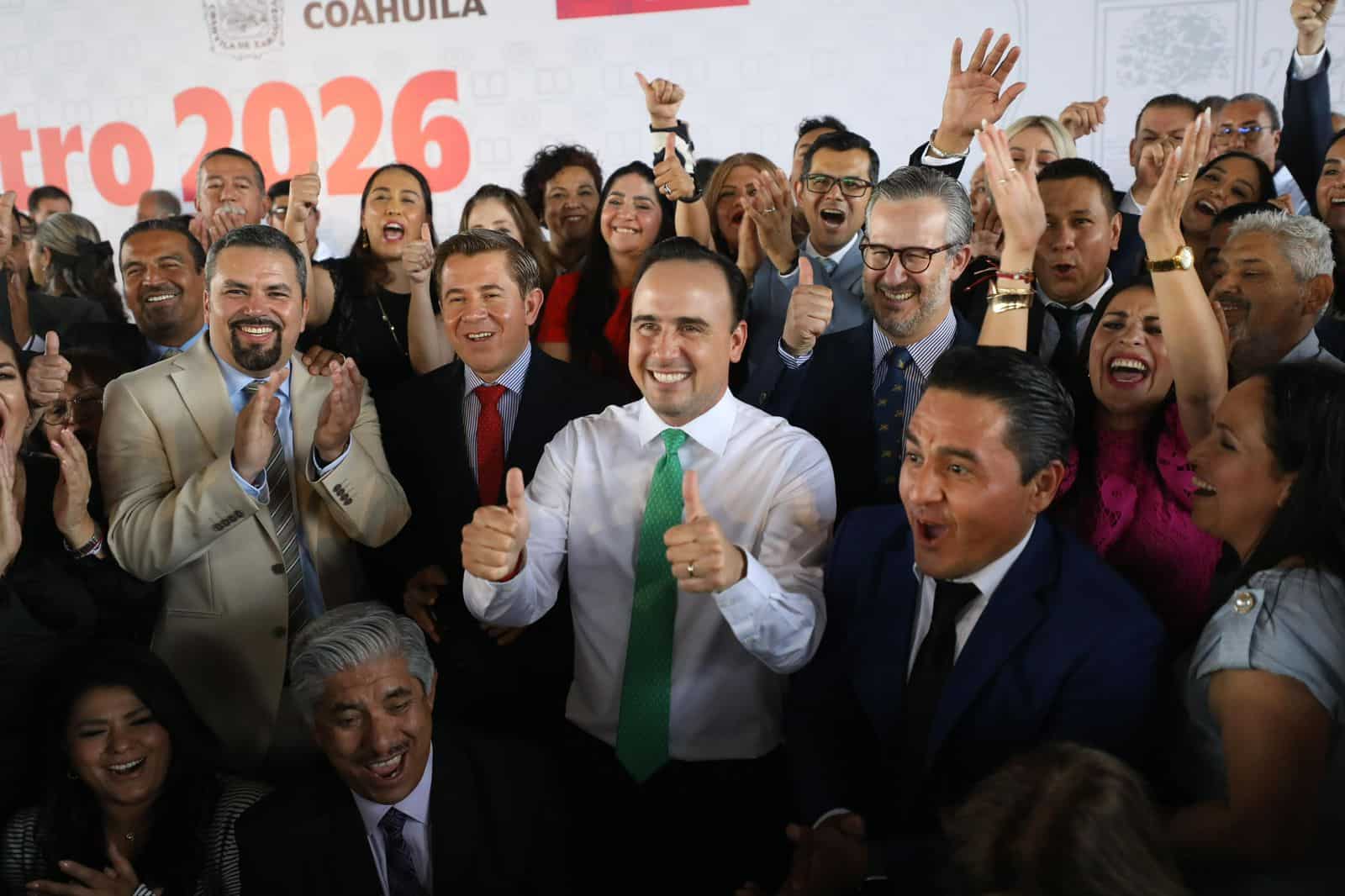 Manolo Jim&eacute;nez reconoce a maestros de Coahuila en su d&iacute;a