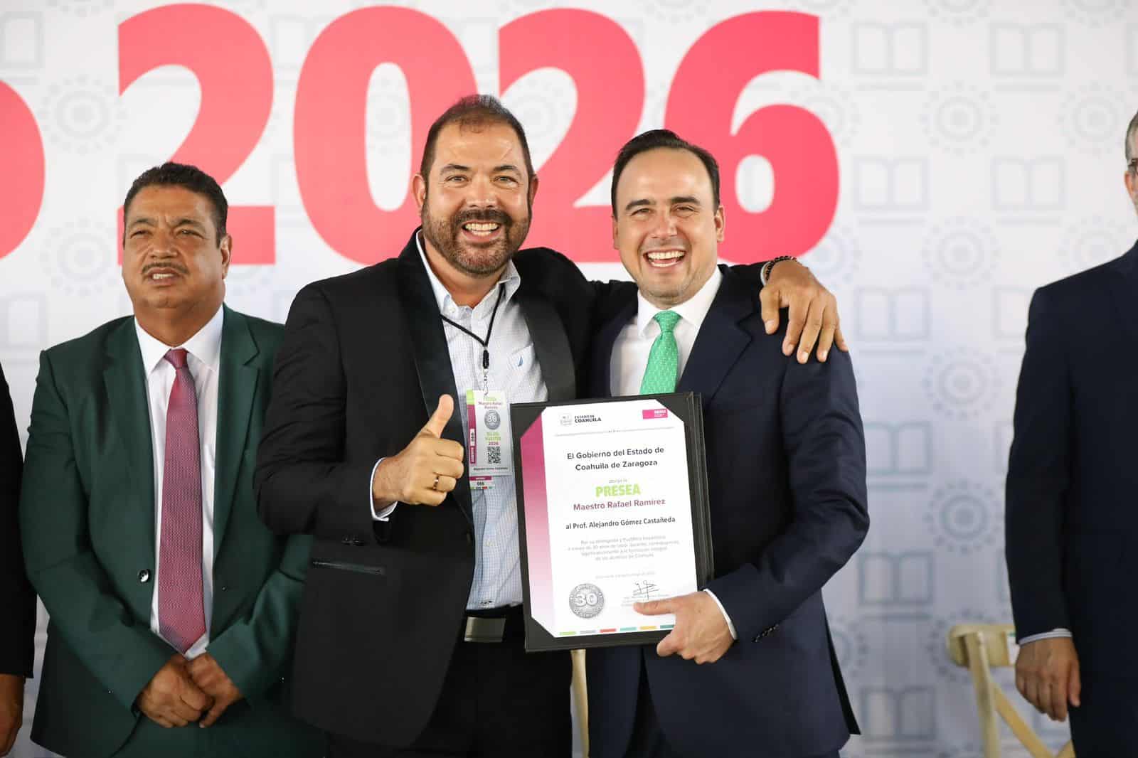 Manolo Jim&eacute;nez reconoce a maestros de Coahuila en su d&iacute;a