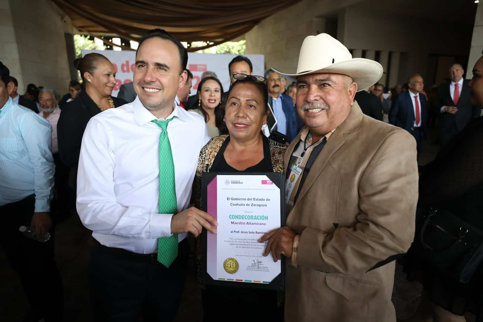 Manolo Jim&eacute;nez reconoce a maestros de Coahuila en su d&iacute;a
