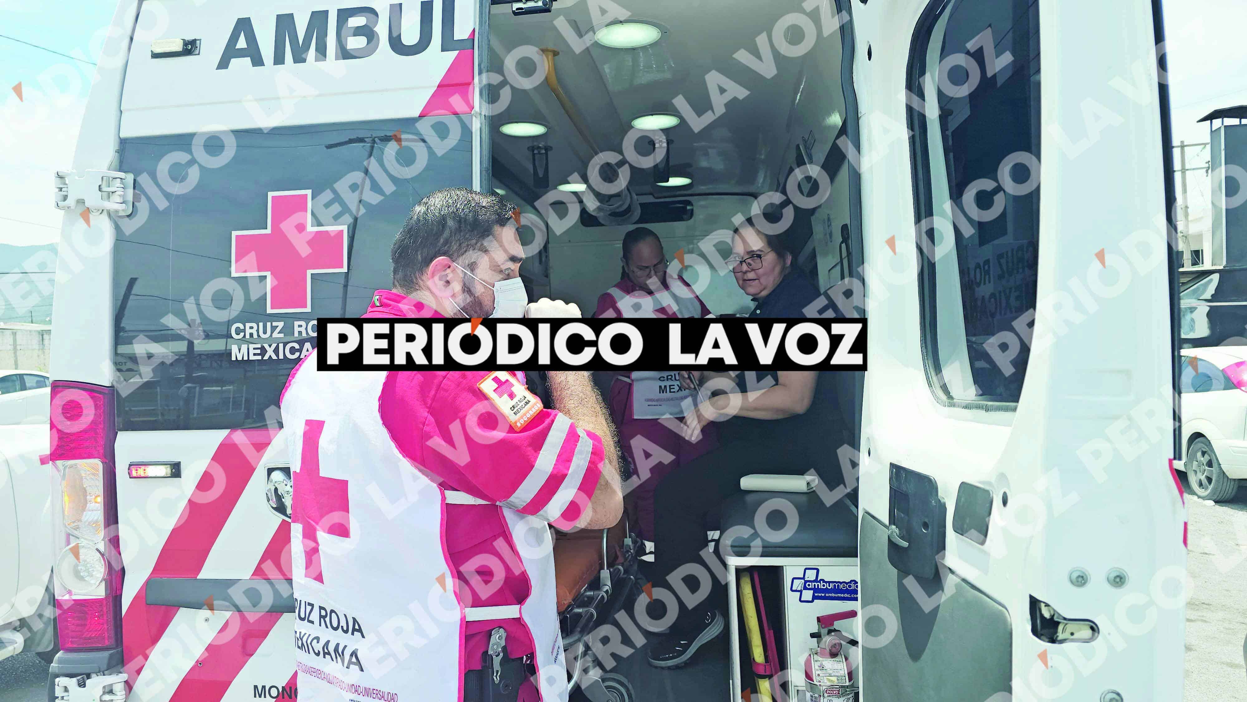 Mujer sufre accidente en Monclova: param&eacute;dicos la atienden