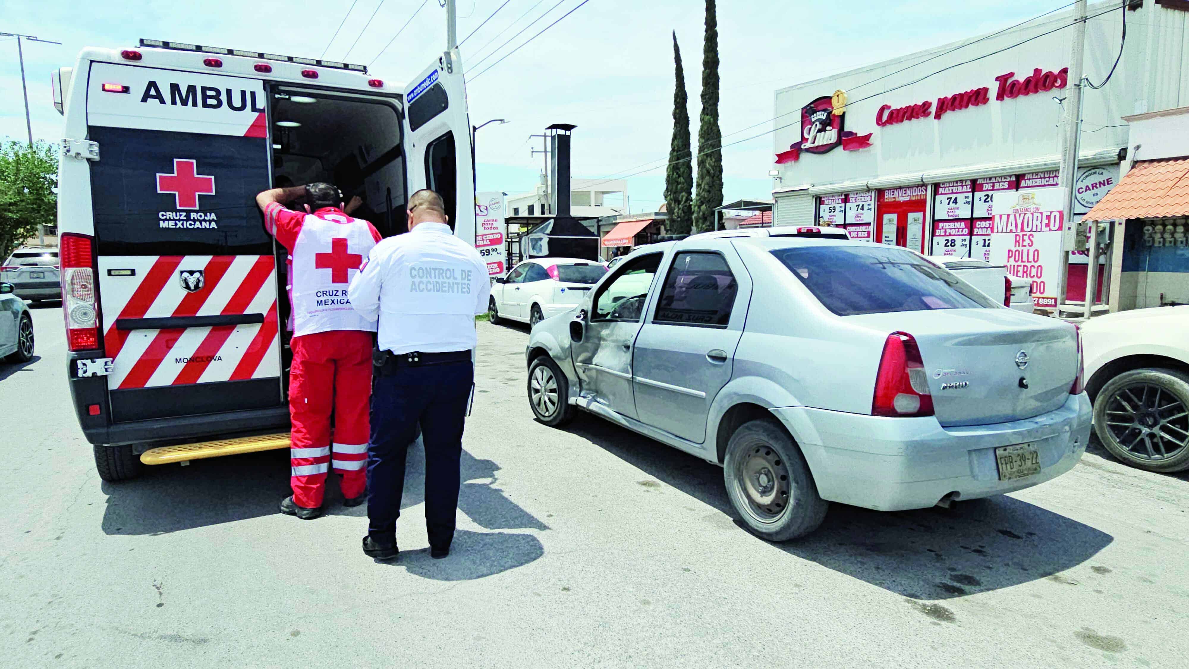 Mujer sufre accidente en Monclova: param&eacute;dicos la atienden