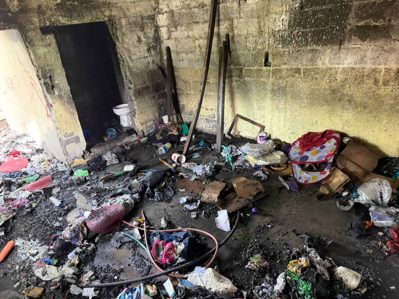 Incendio en vivienda abandonada genera alarma en Monclova