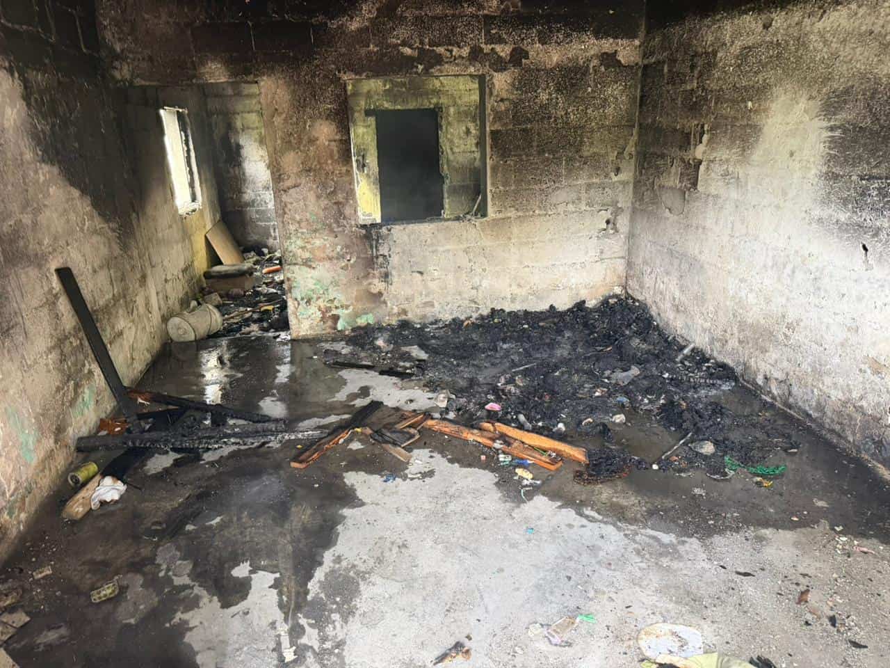Incendio en vivienda abandonada genera alarma en Monclova