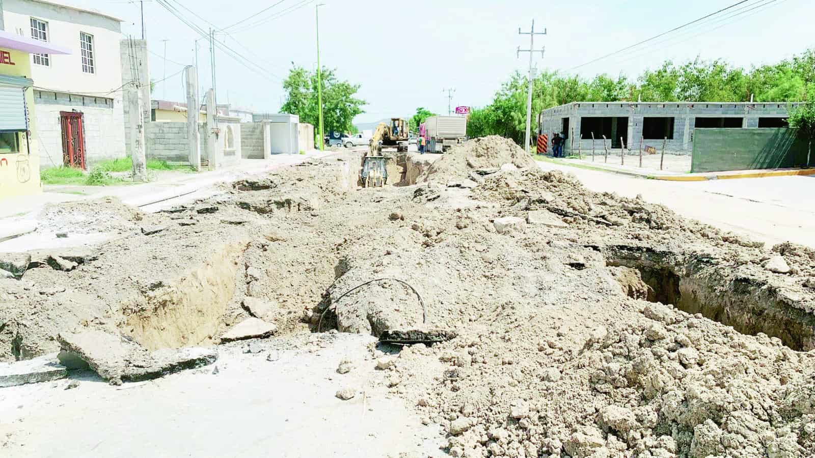Javier Flores supervisa obra de drenaje en San Buenaventura