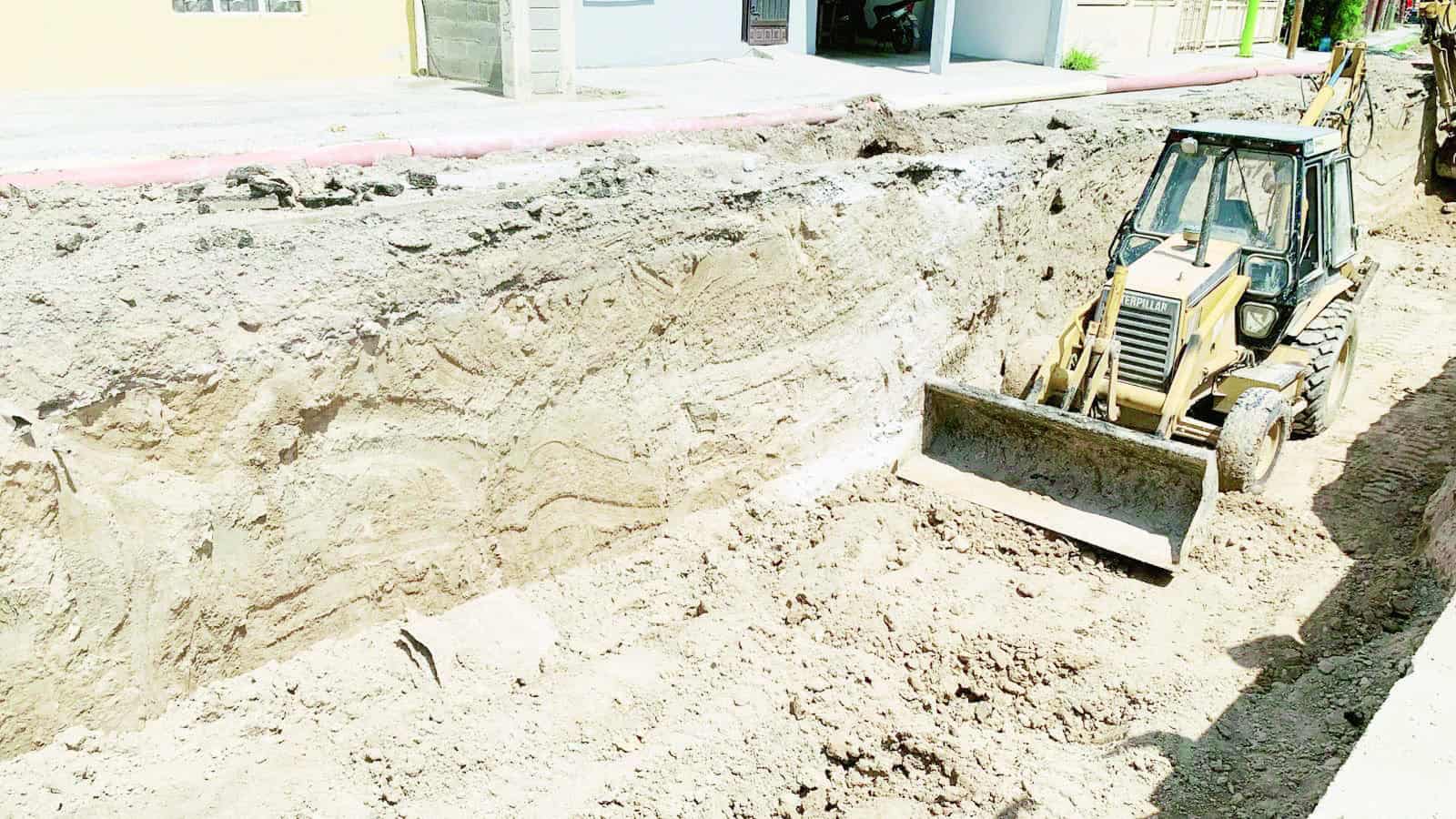 Javier Flores supervisa obra de drenaje en San Buenaventura