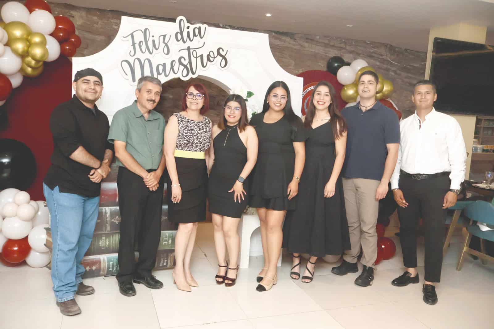 Universidad Vizcaya Monclova rinde homenaje a sus maestros en emotiva celebraci&oacute;n