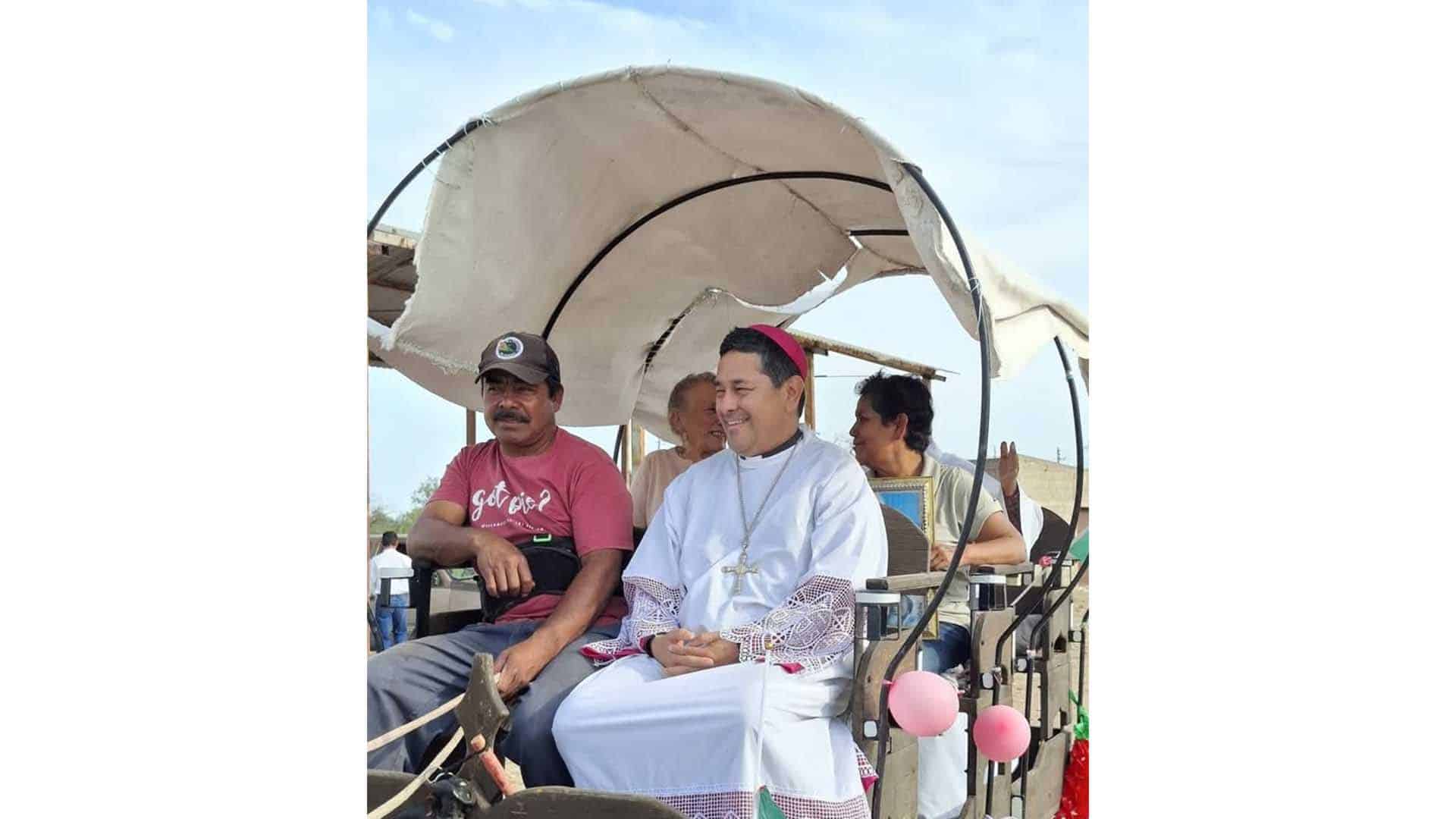 Obispo Alfonso Miranda visita comunidad Paso del Coyote