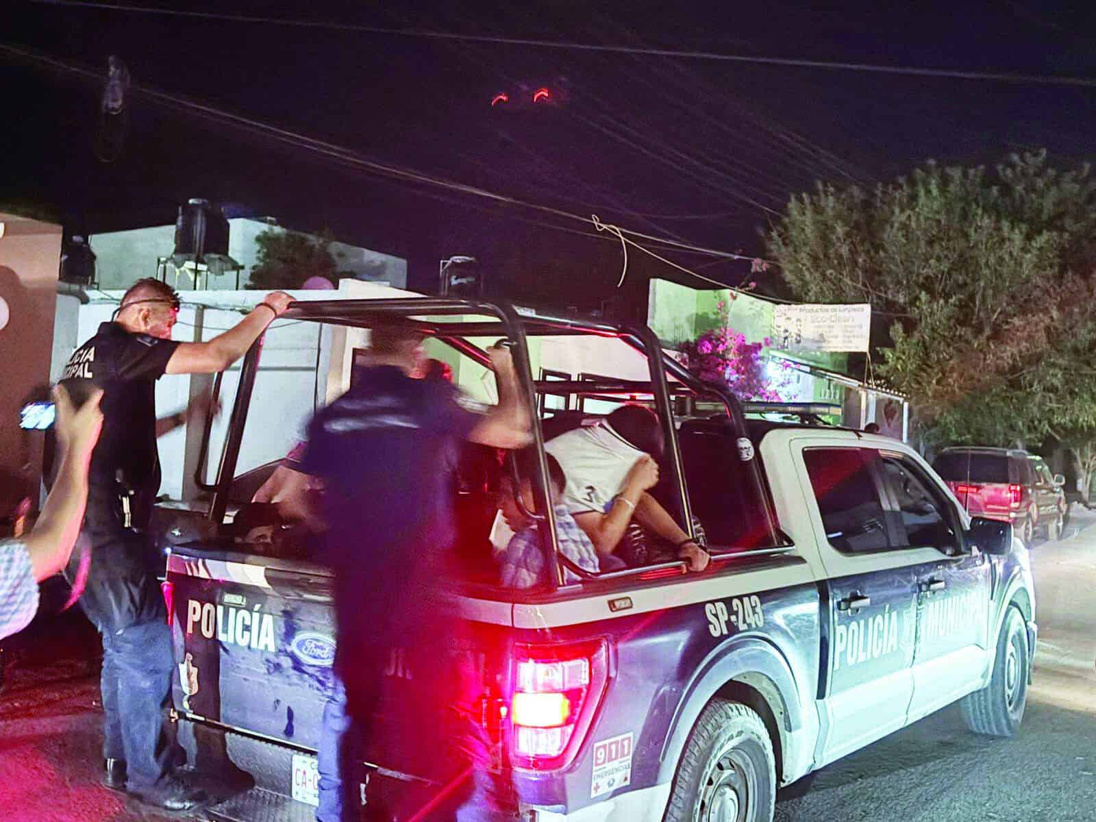 Trece j&oacute;venes detenidos tras agredir patrulla en Monclova