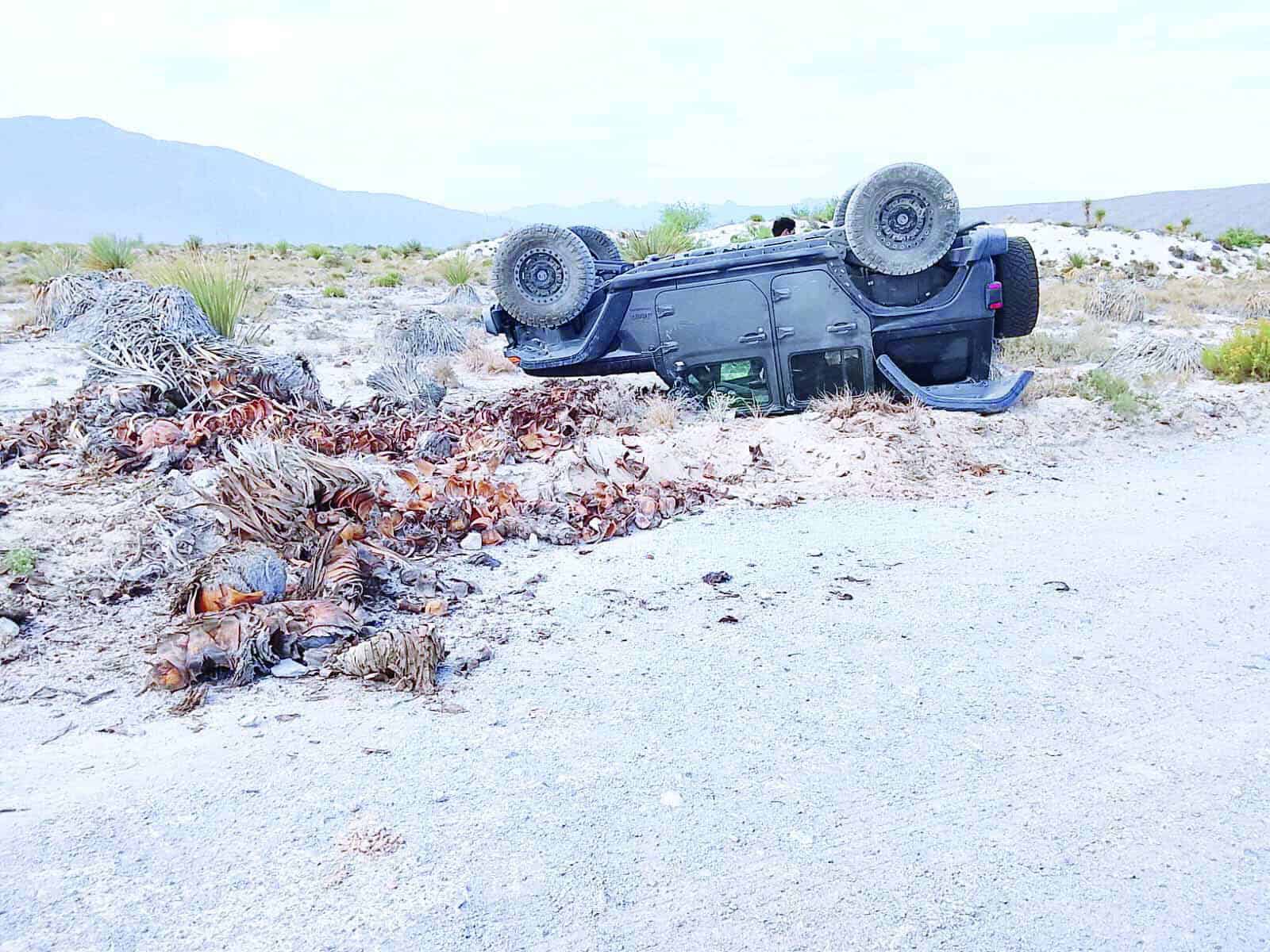 Vuelcan j&oacute;venes  en jeep