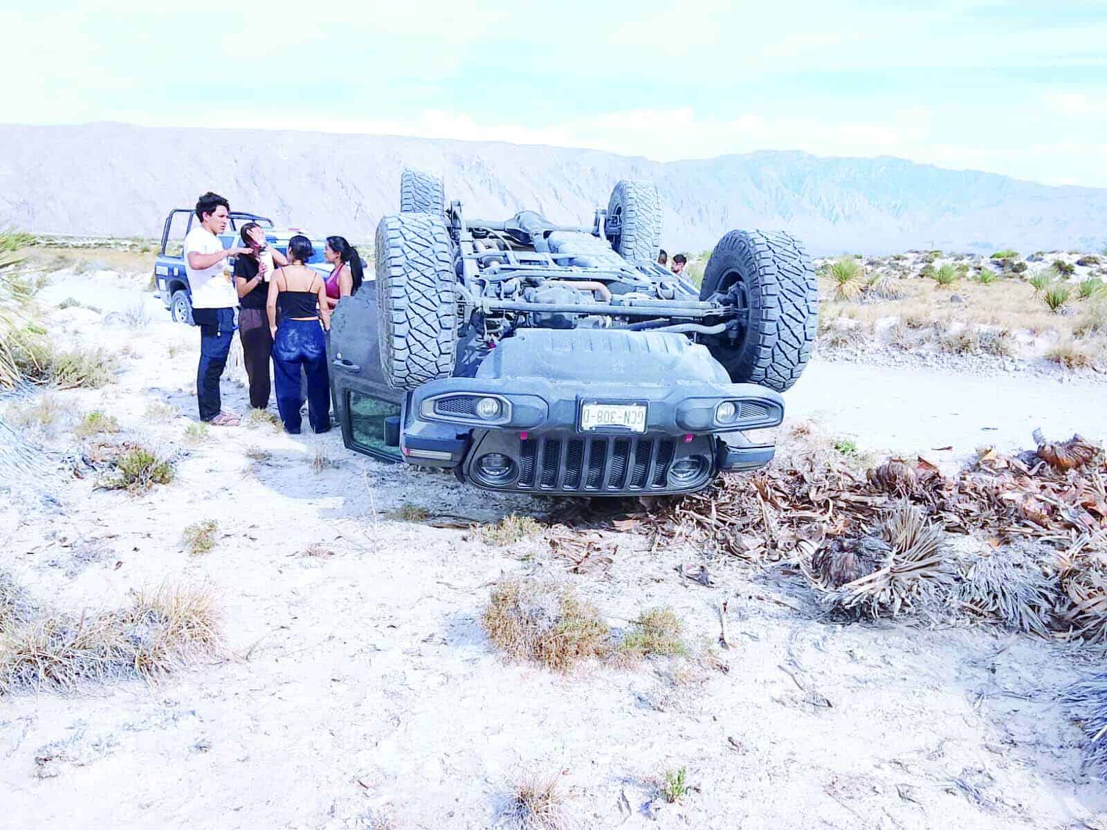 Vuelcan j&oacute;venes  en jeep