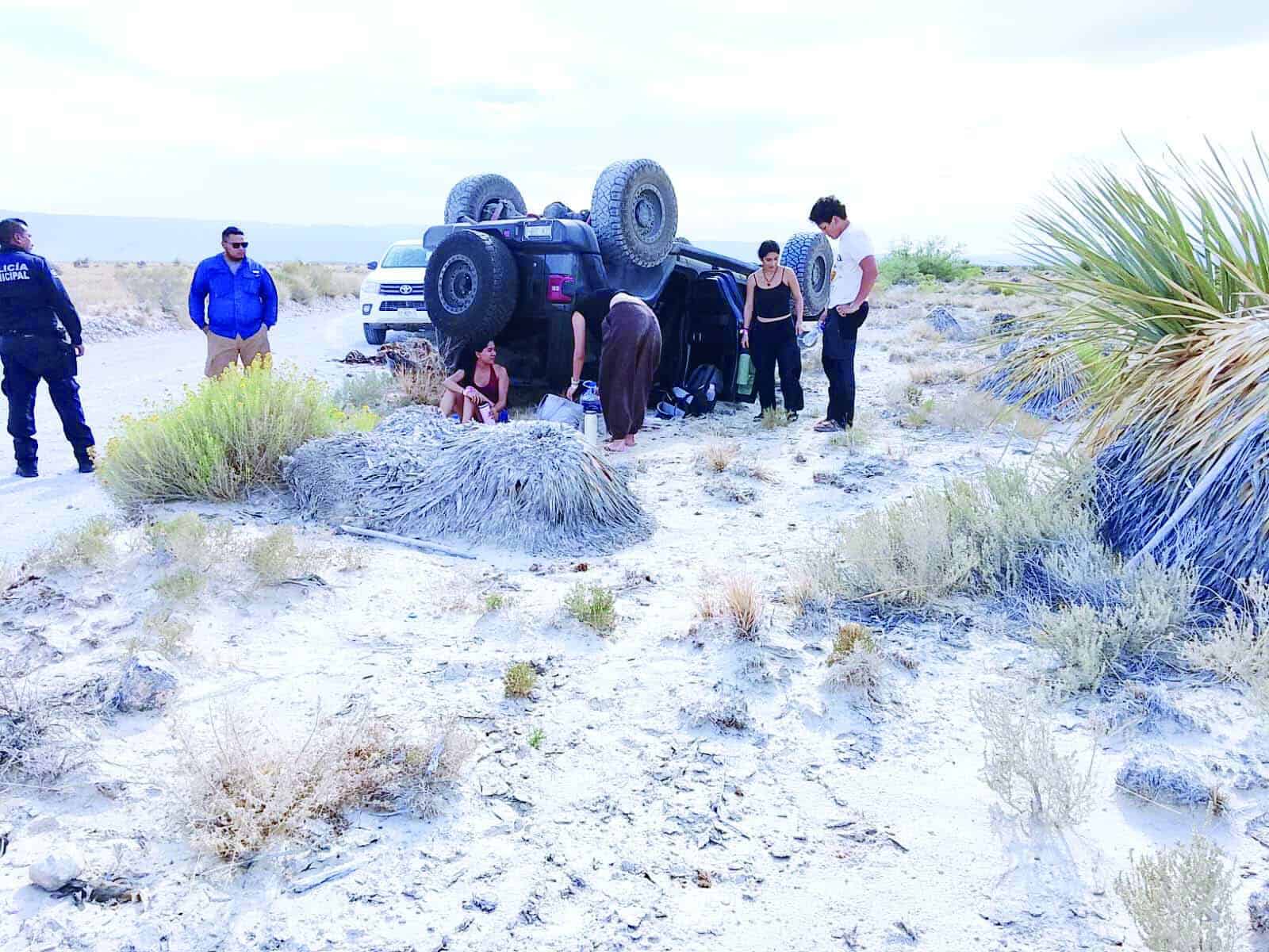 Vuelcan j&oacute;venes  en jeep