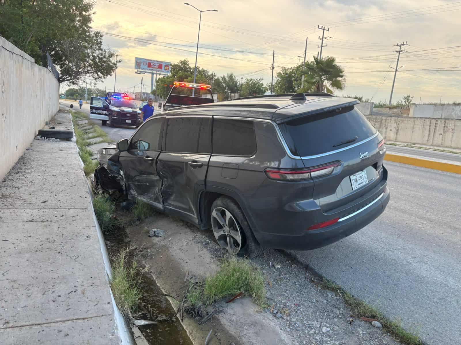 Conductor extranjero sufre accidente en Monclova: Jeep destrozado