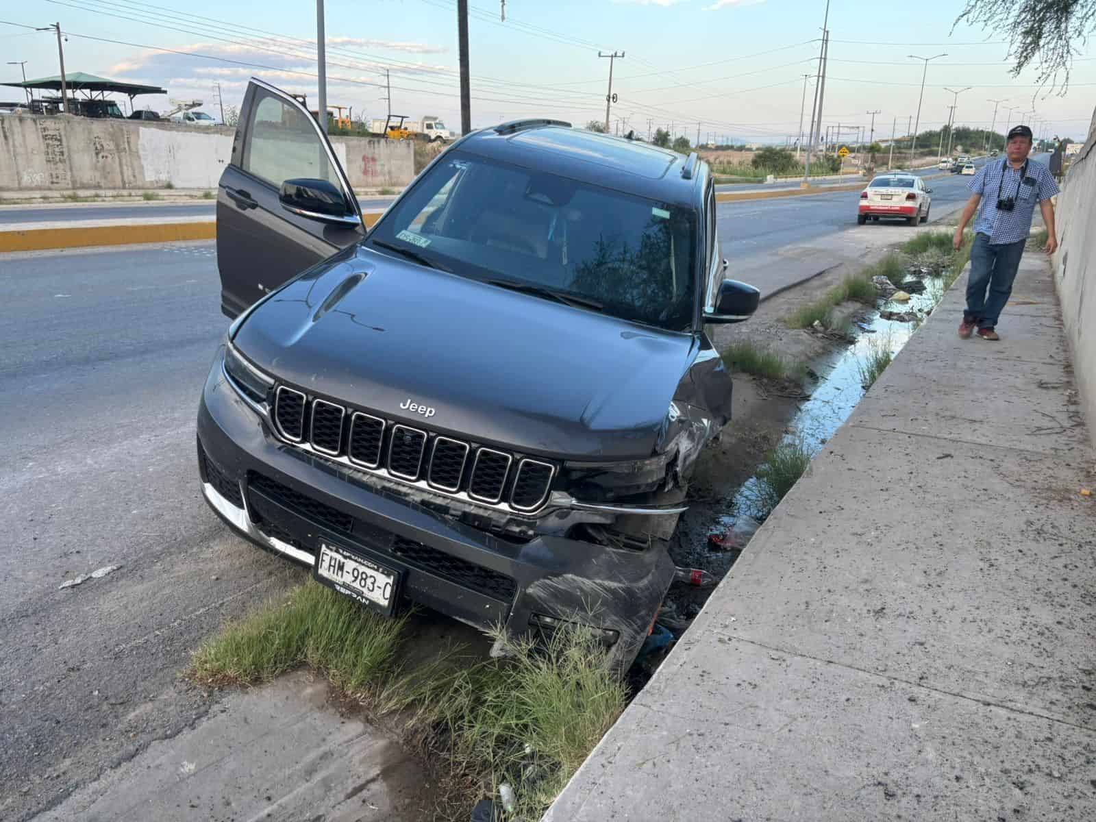 Conductor extranjero sufre accidente en Monclova: Jeep destrozado