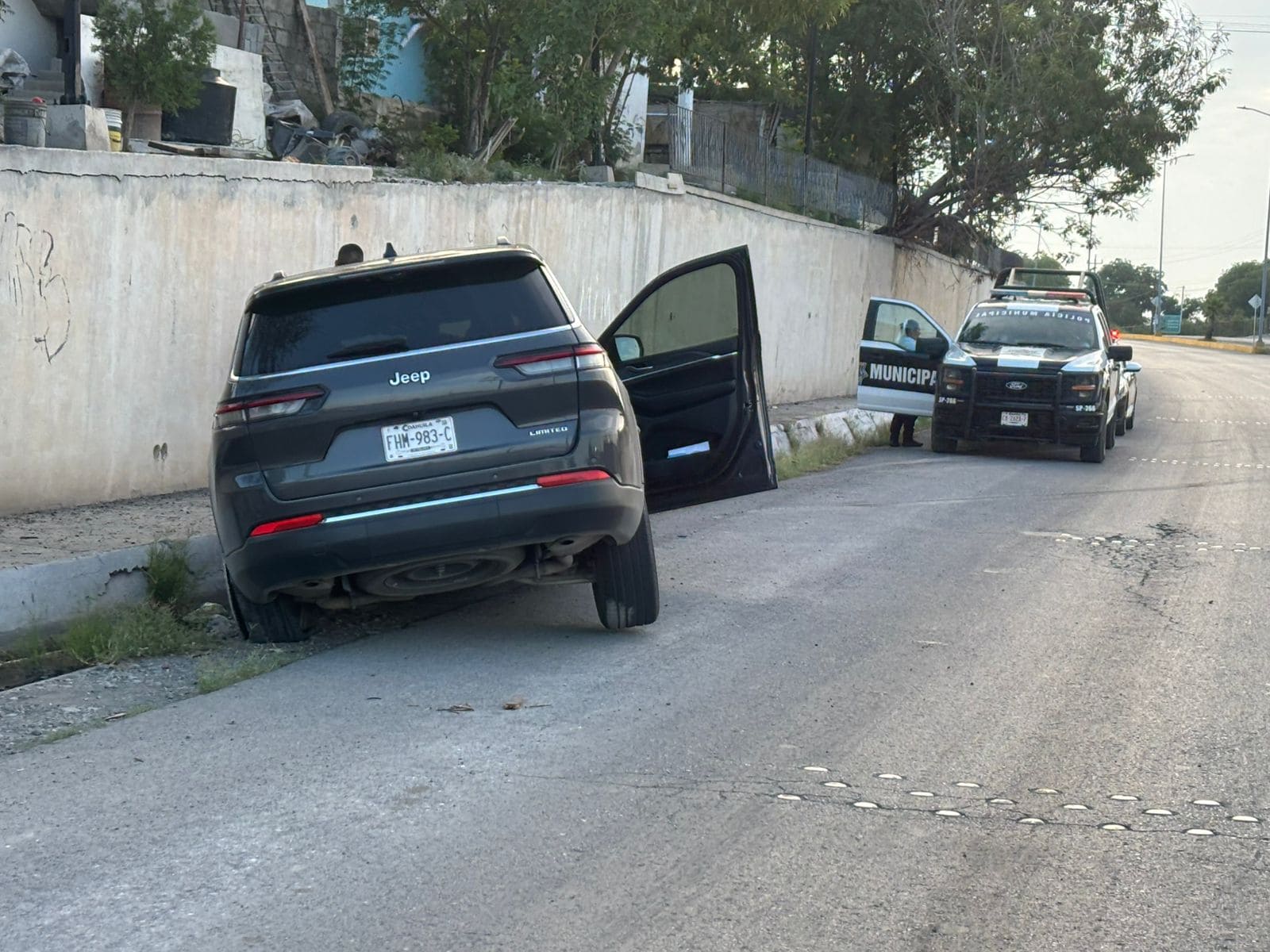 Conductor extranjero sufre accidente en Monclova: Jeep destrozado
