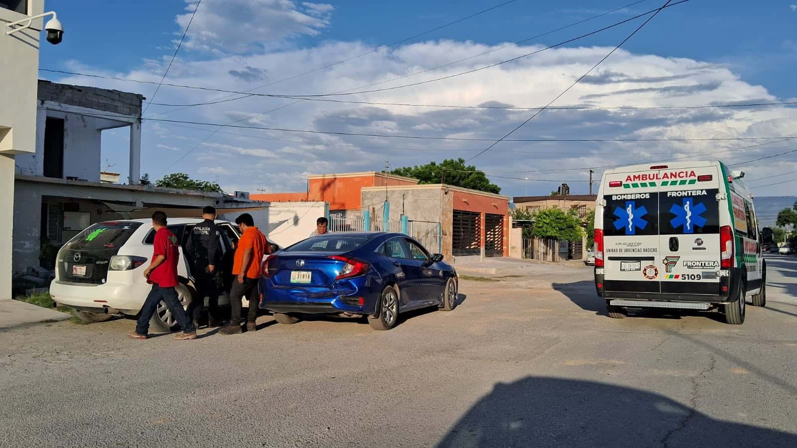 Fuerte choque en Frontera: Honda Civic impacta camioneta en 10 de Mayo