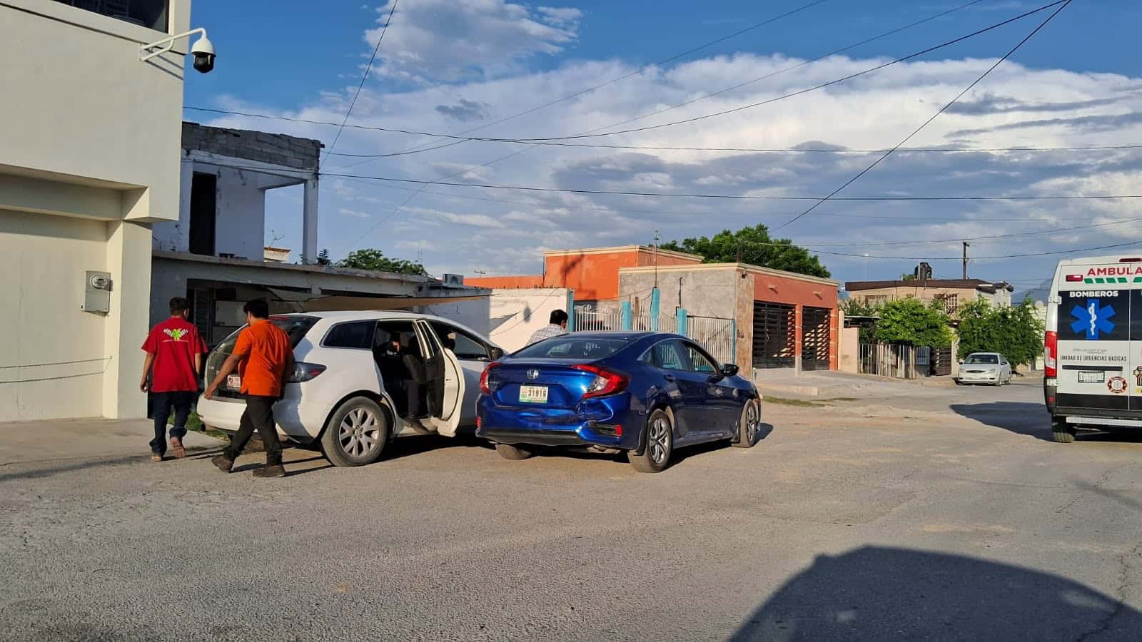 Fuerte choque en Frontera: Honda Civic impacta camioneta en 10 de Mayo