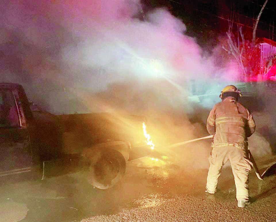 Voraz incendio consume camioneta en la Sarabia