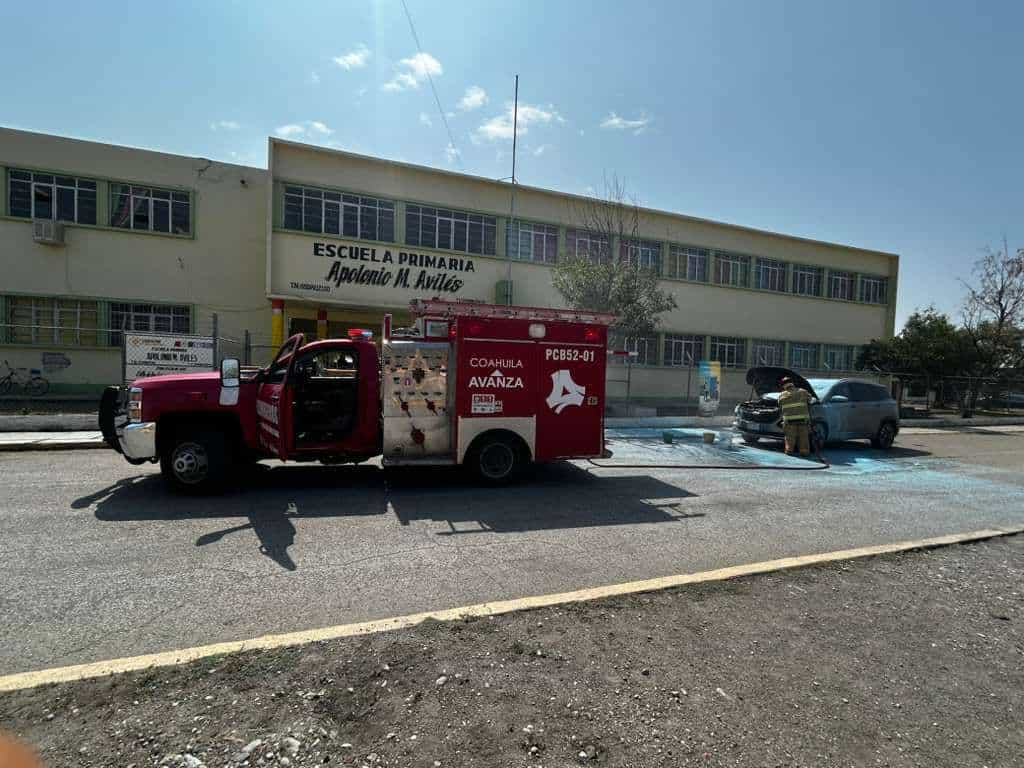 En la Villa de Esperanzas se incendia veh&iacute;culo en exterior de una primaria