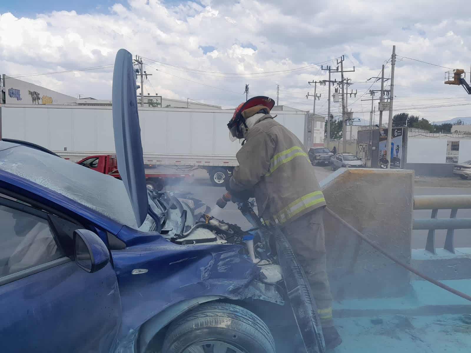 Incendio de veh&iacute;culo provoca accidente m&uacute;ltiple en Ramos Arizpe