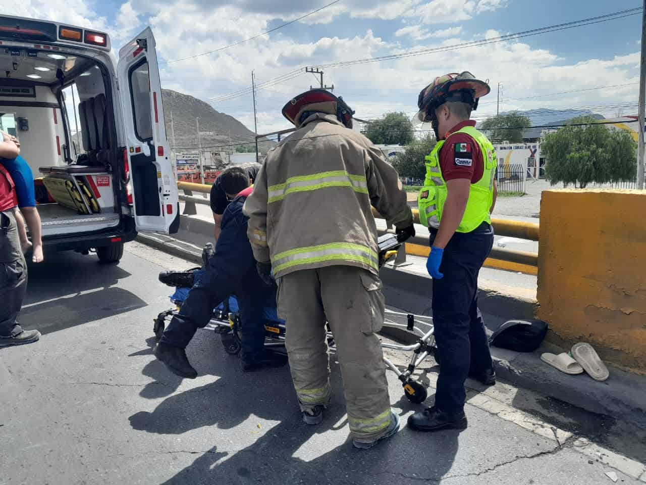 Incendio de veh&iacute;culo provoca accidente m&uacute;ltiple en Ramos Arizpe