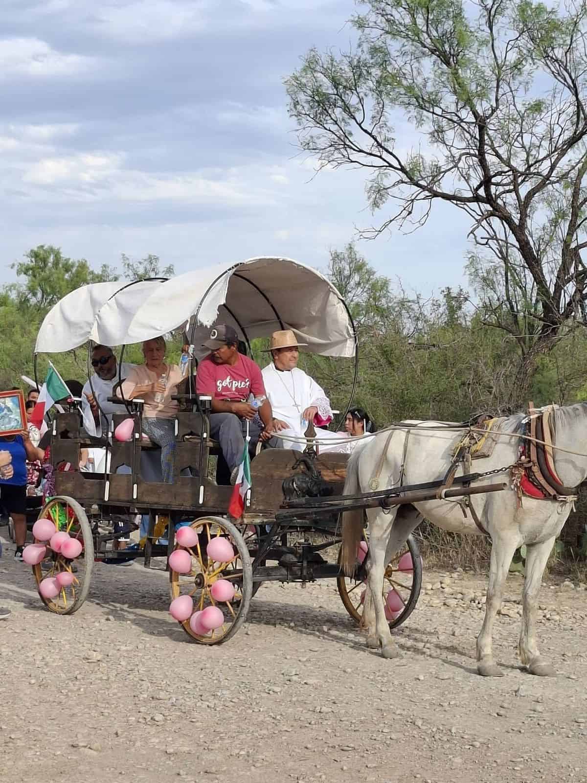 Obispo Alfonso Miranda visita comunidad Paso del Coyote