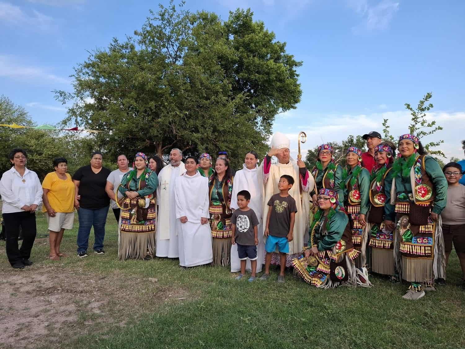 Obispo Alfonso Miranda visita comunidad Paso del Coyote