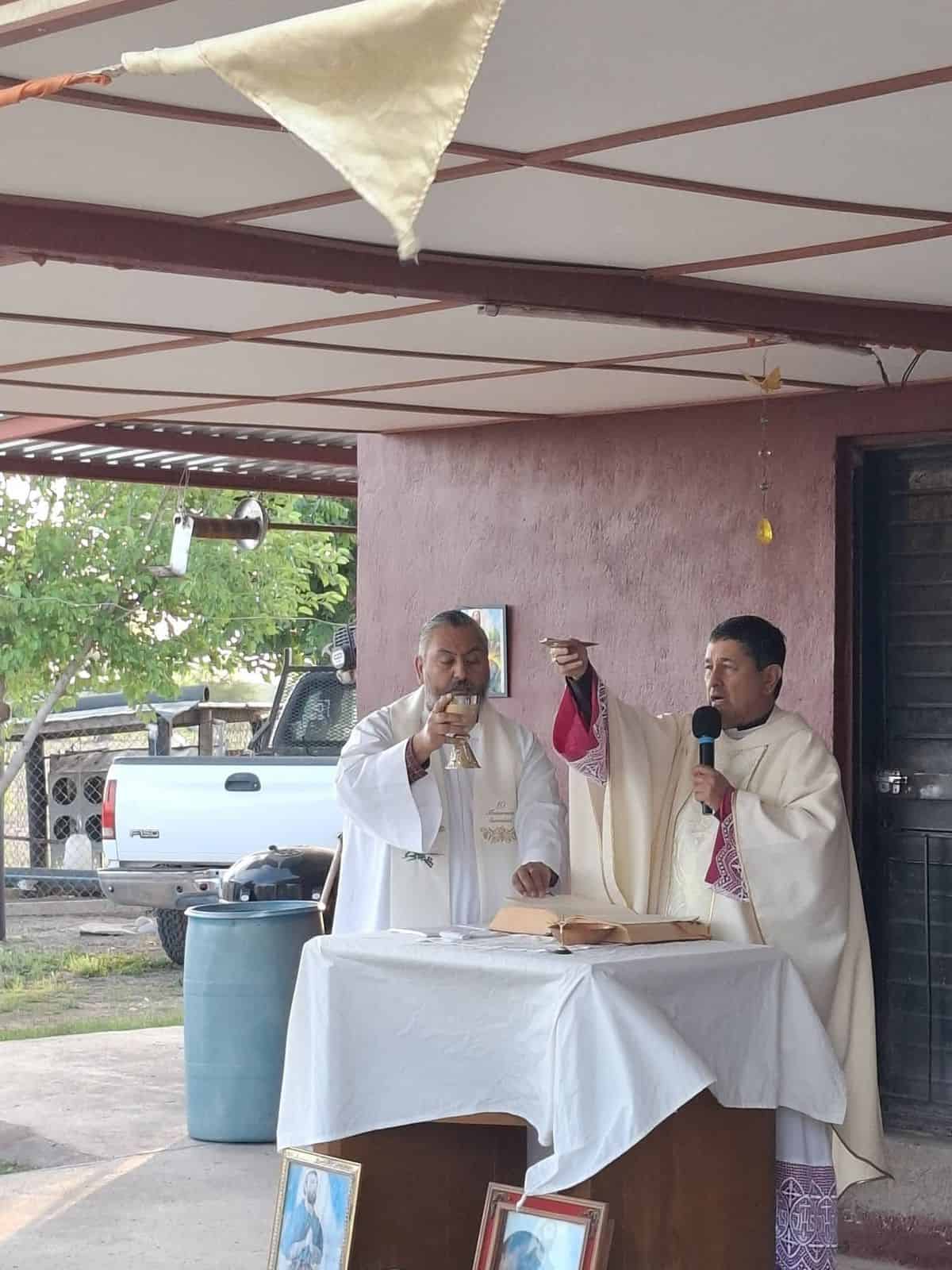 Obispo Alfonso Miranda visita comunidad Paso del Coyote
