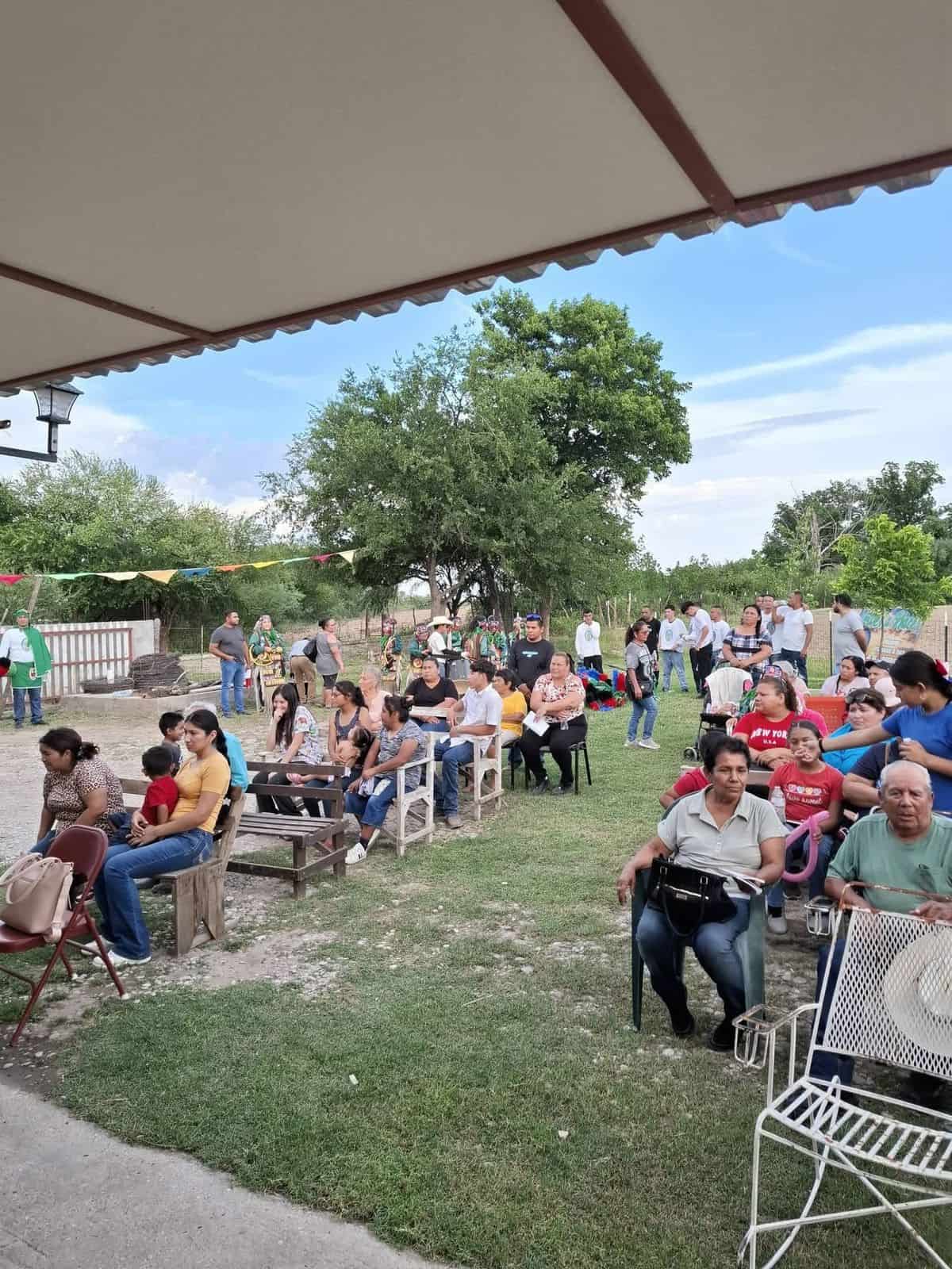 Obispo Alfonso Miranda visita comunidad Paso del Coyote