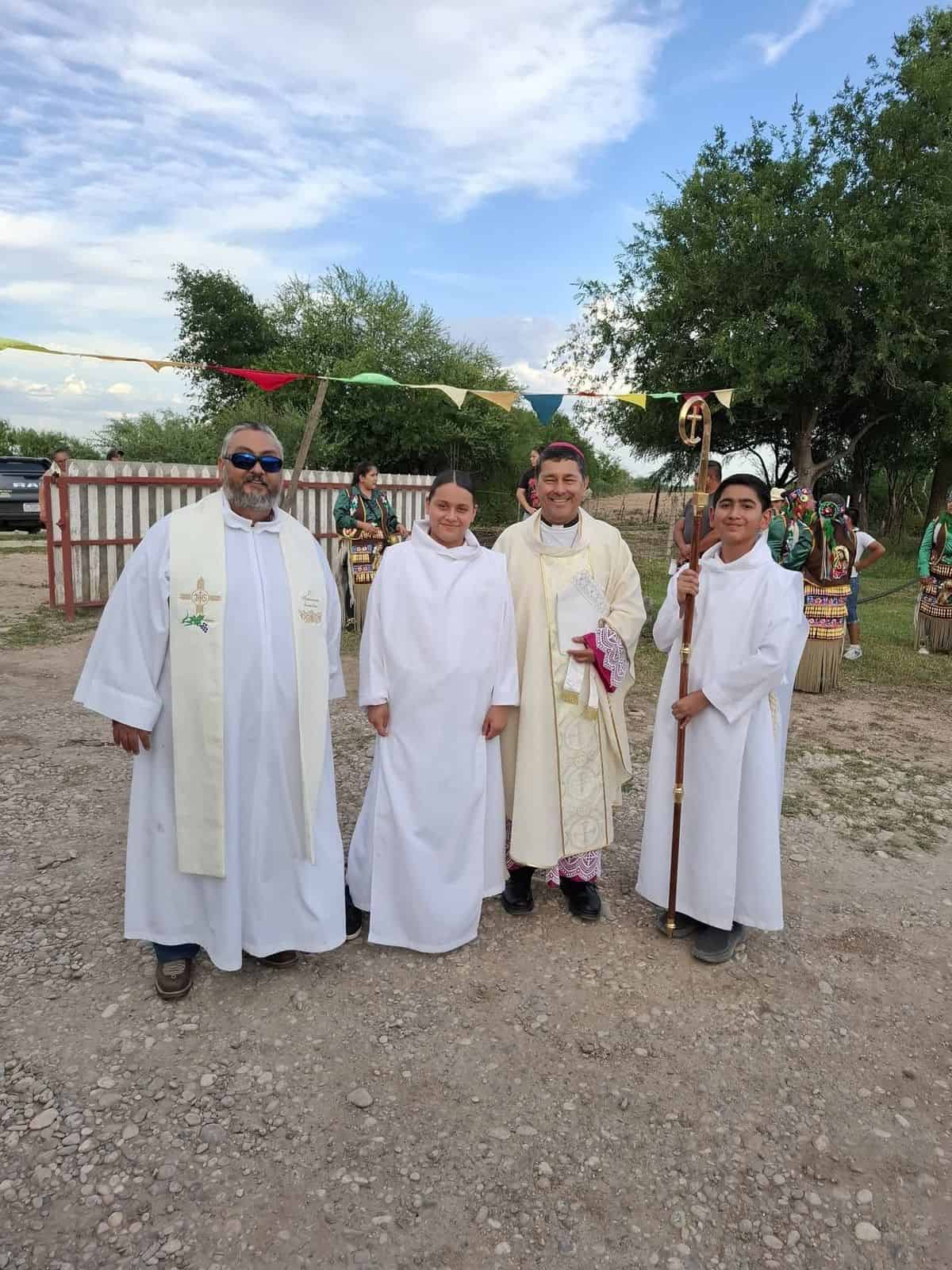 Obispo Alfonso Miranda visita comunidad Paso del Coyote