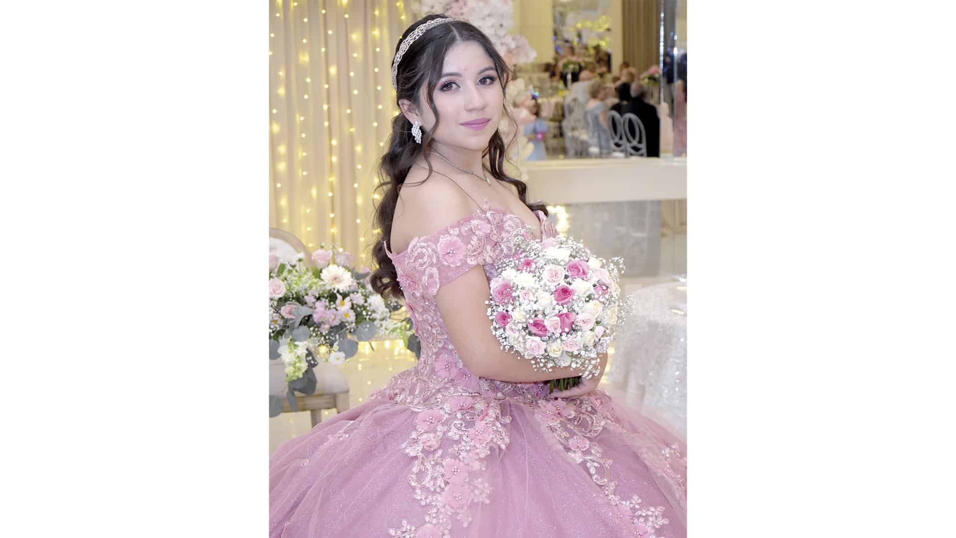 Miranda Hern&aacute;ndez celebra sus XV a&ntilde;os rodeada de familia
