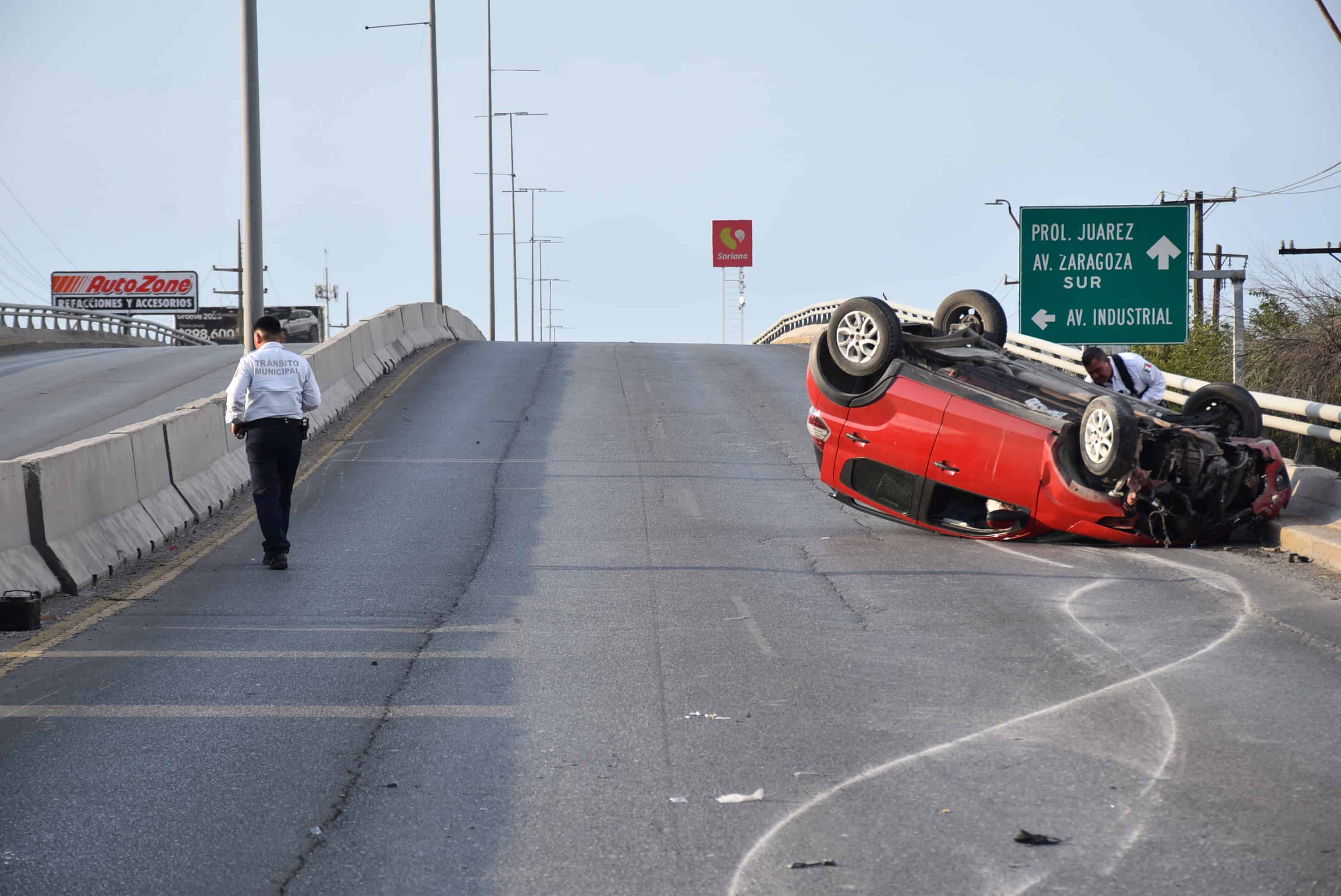 Monclova: Hombre sufre volcadura en bulevar Harold R. Pape