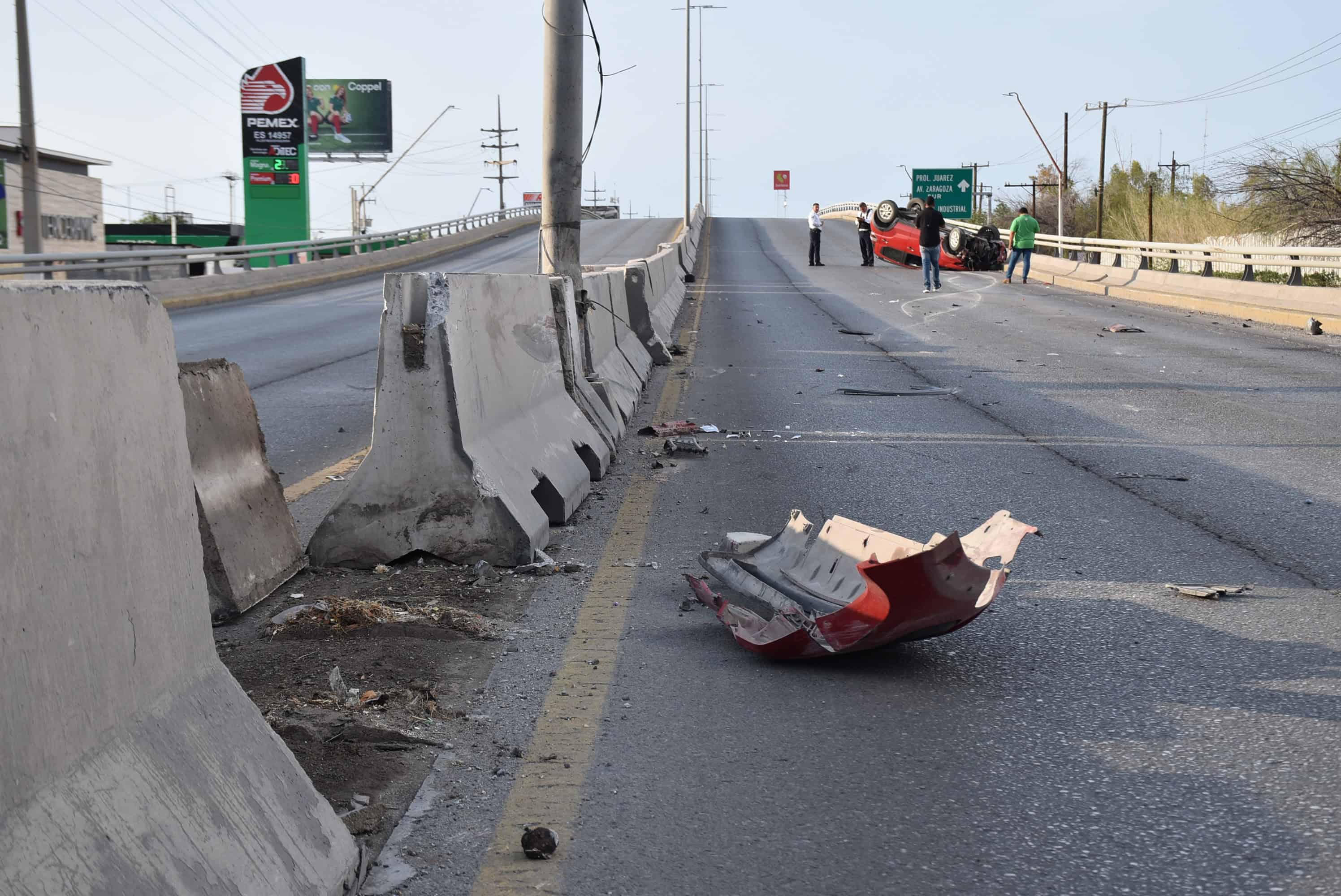 Monclova: Hombre sufre volcadura en bulevar Harold R. Pape