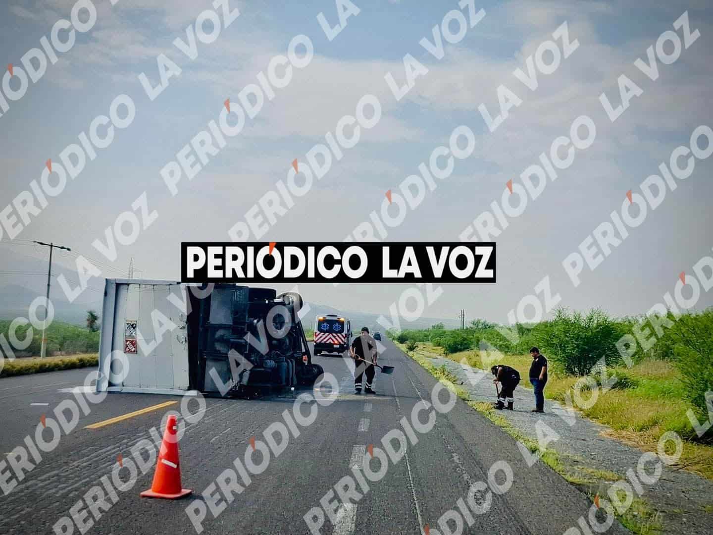 Volcadura de cami&oacute;n de carga provoca derrame de aceite en Mina: Protecci&oacute;n Civil
