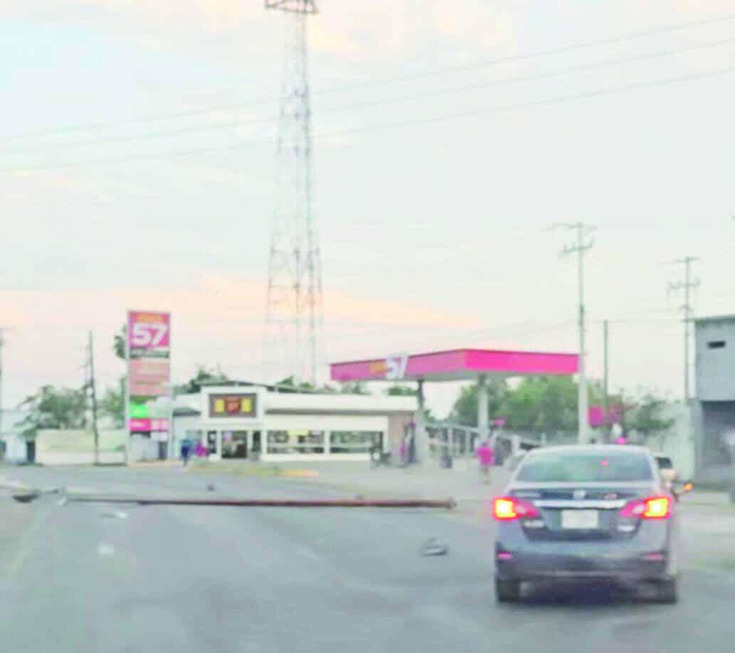 Accidente de camioneta Cadillac genera caos en Villa de Agujita