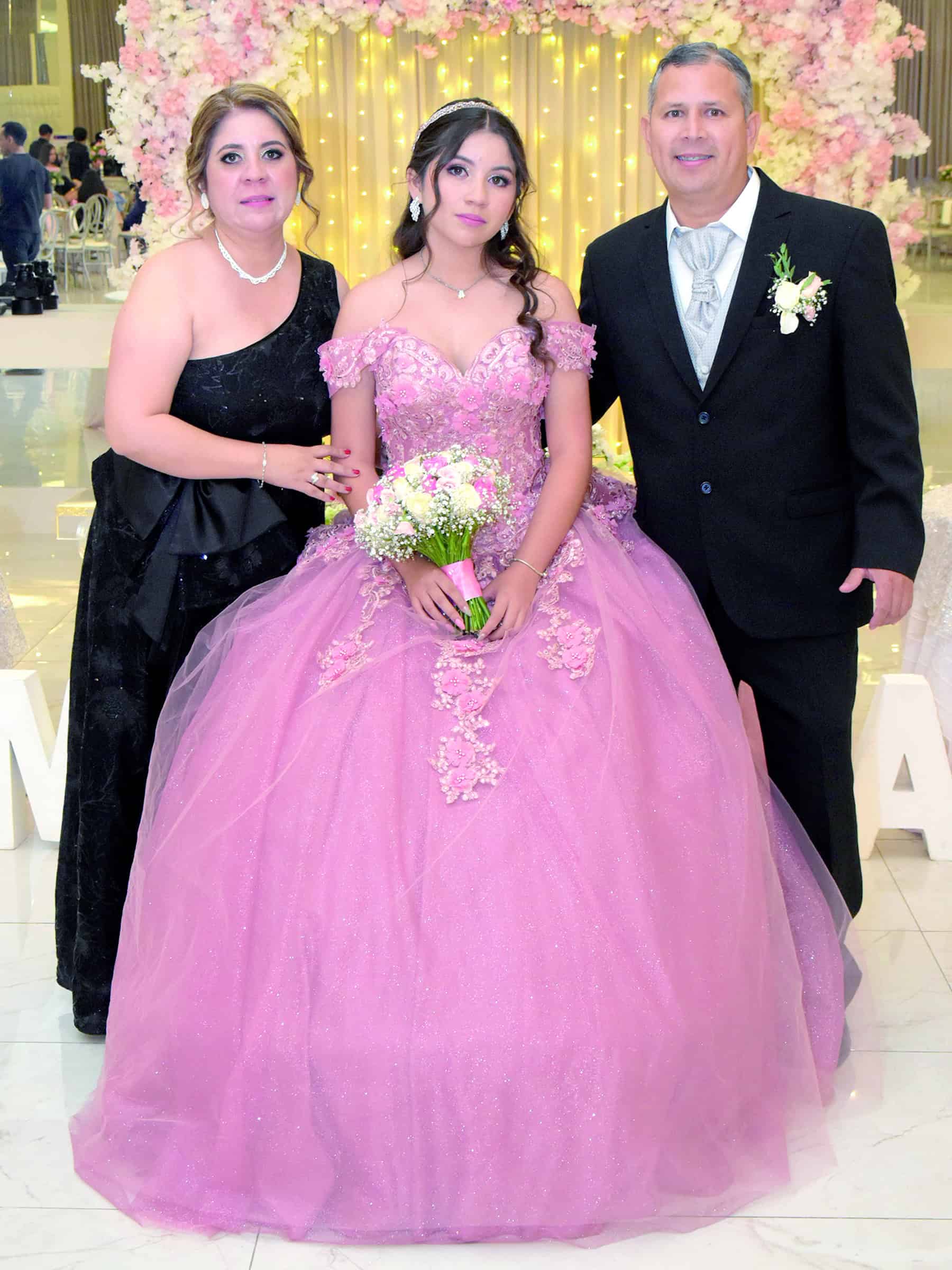 Miranda Hern&aacute;ndez celebra sus XV a&ntilde;os rodeada de familia