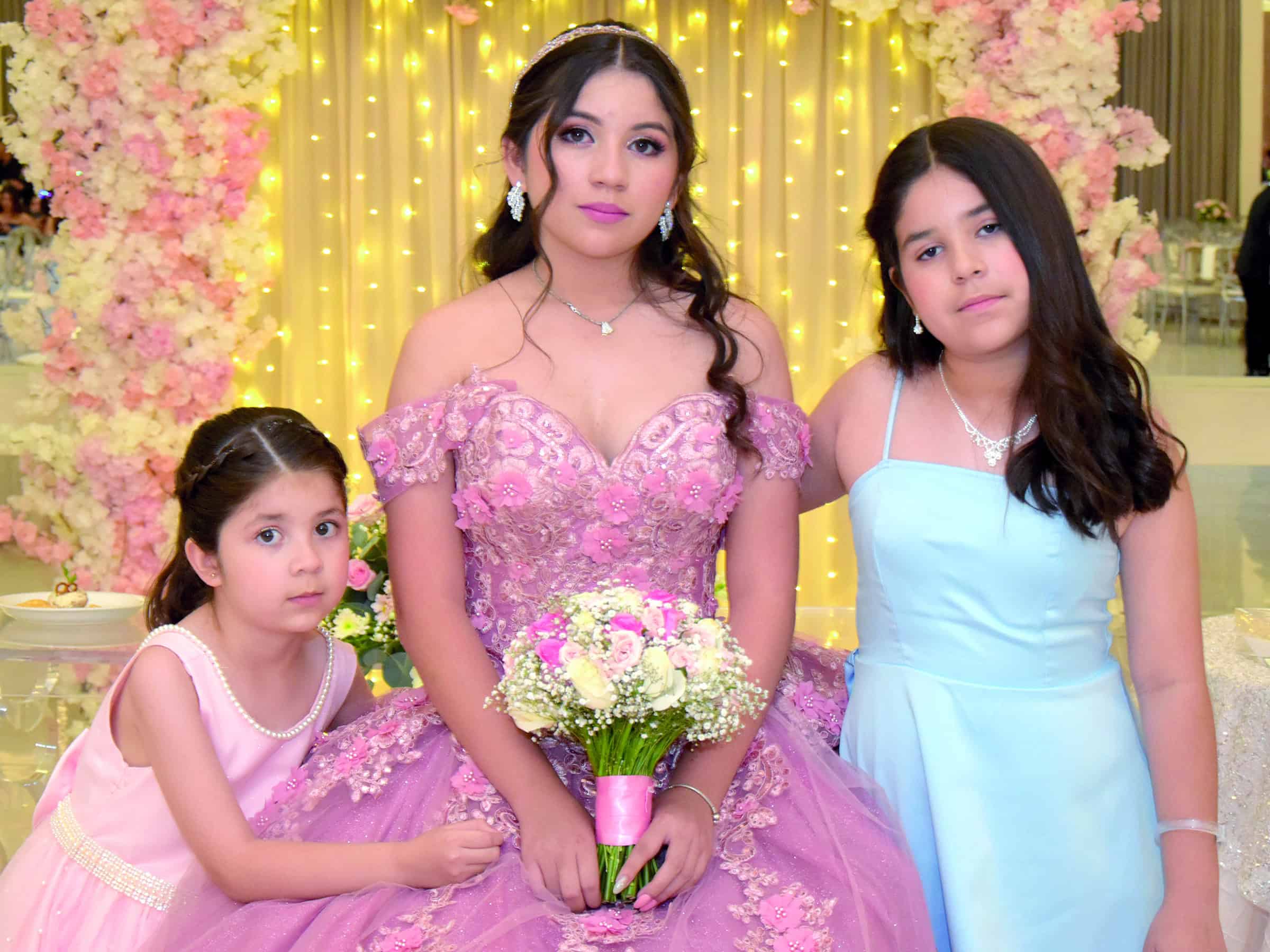 Miranda Hern&aacute;ndez celebra sus XV a&ntilde;os rodeada de familia