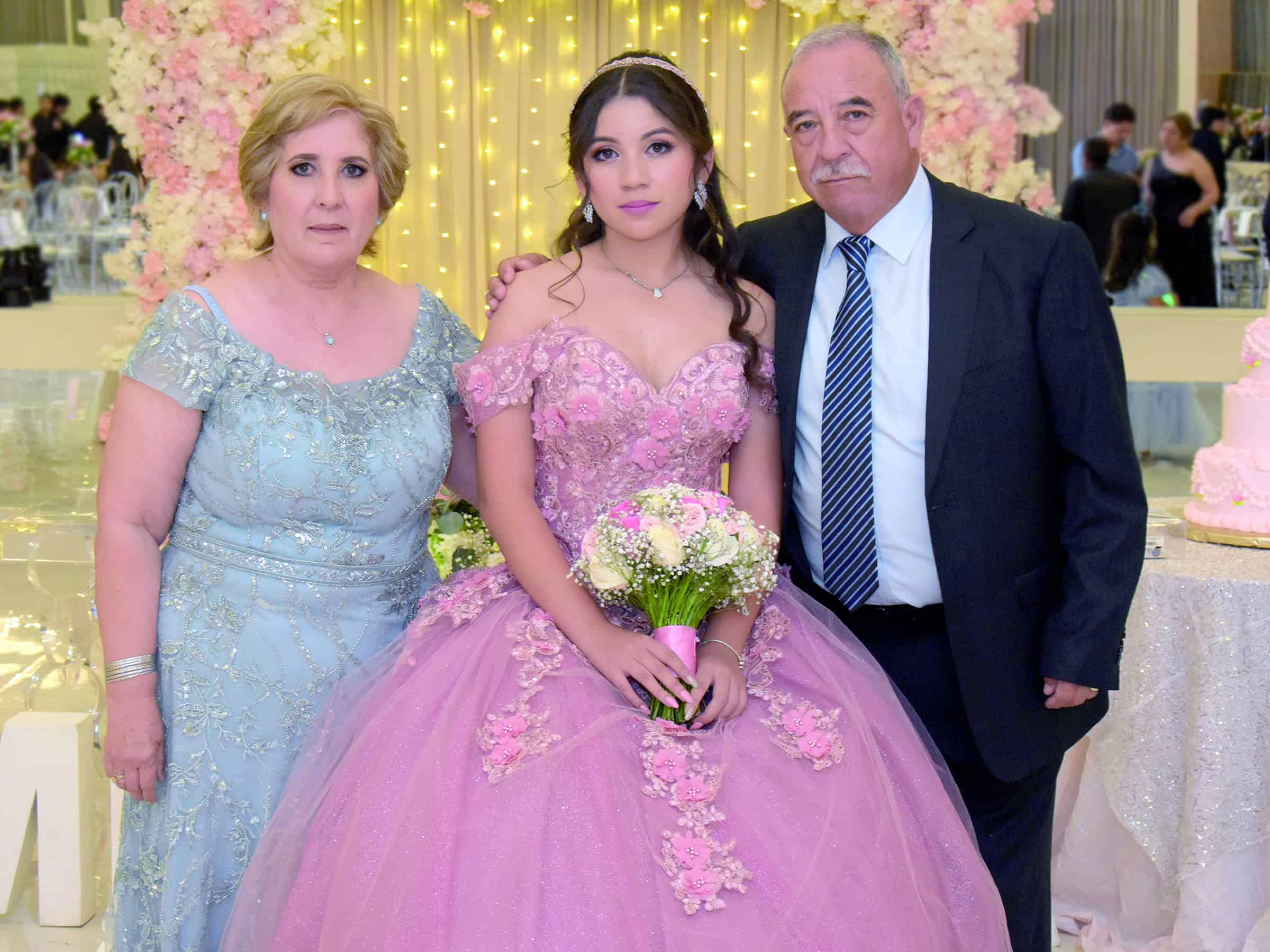 Miranda Hern&aacute;ndez celebra sus XV a&ntilde;os rodeada de familia