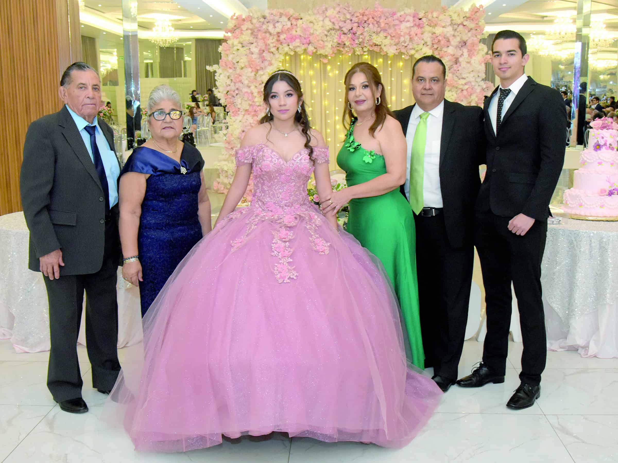 Miranda Hern&aacute;ndez celebra sus XV a&ntilde;os rodeada de familia