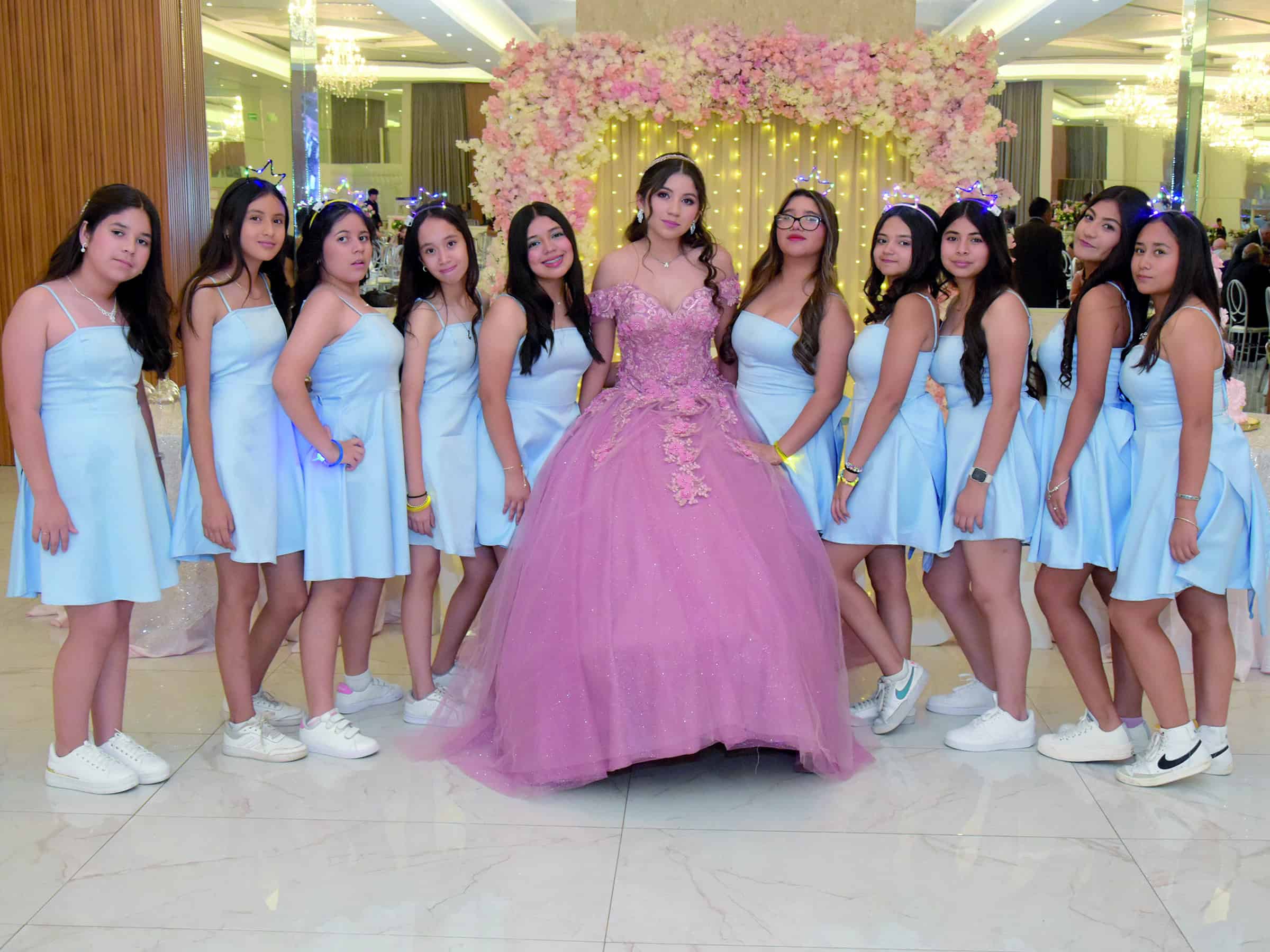 Miranda Hern&aacute;ndez celebra sus XV a&ntilde;os rodeada de familia