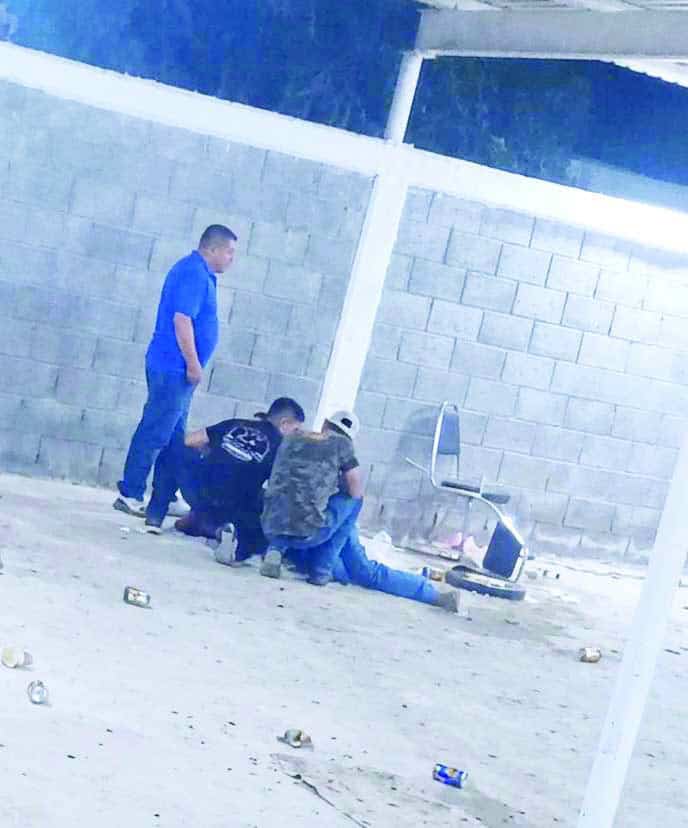 Ri&ntilde;a en el Palenque San L&aacute;zaro de Frontera deja un lesionado