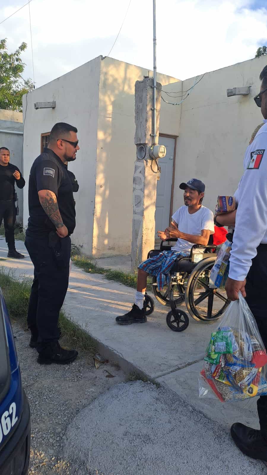 Polic&iacute;as ayudan a  hombre vulnerable