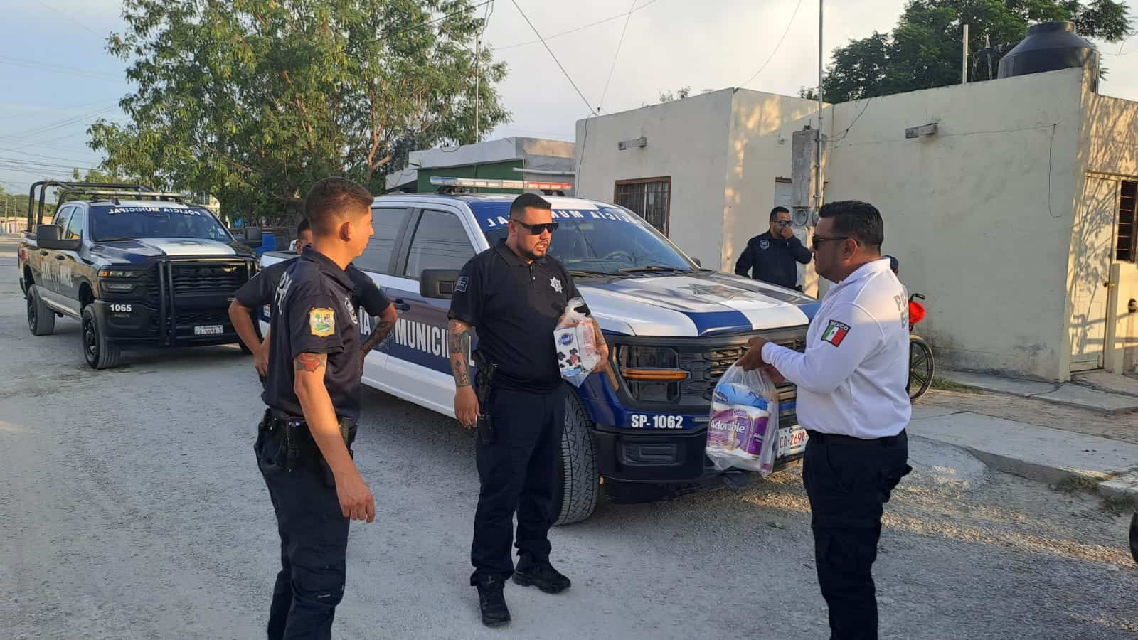 Polic&iacute;as ayudan a  hombre vulnerable