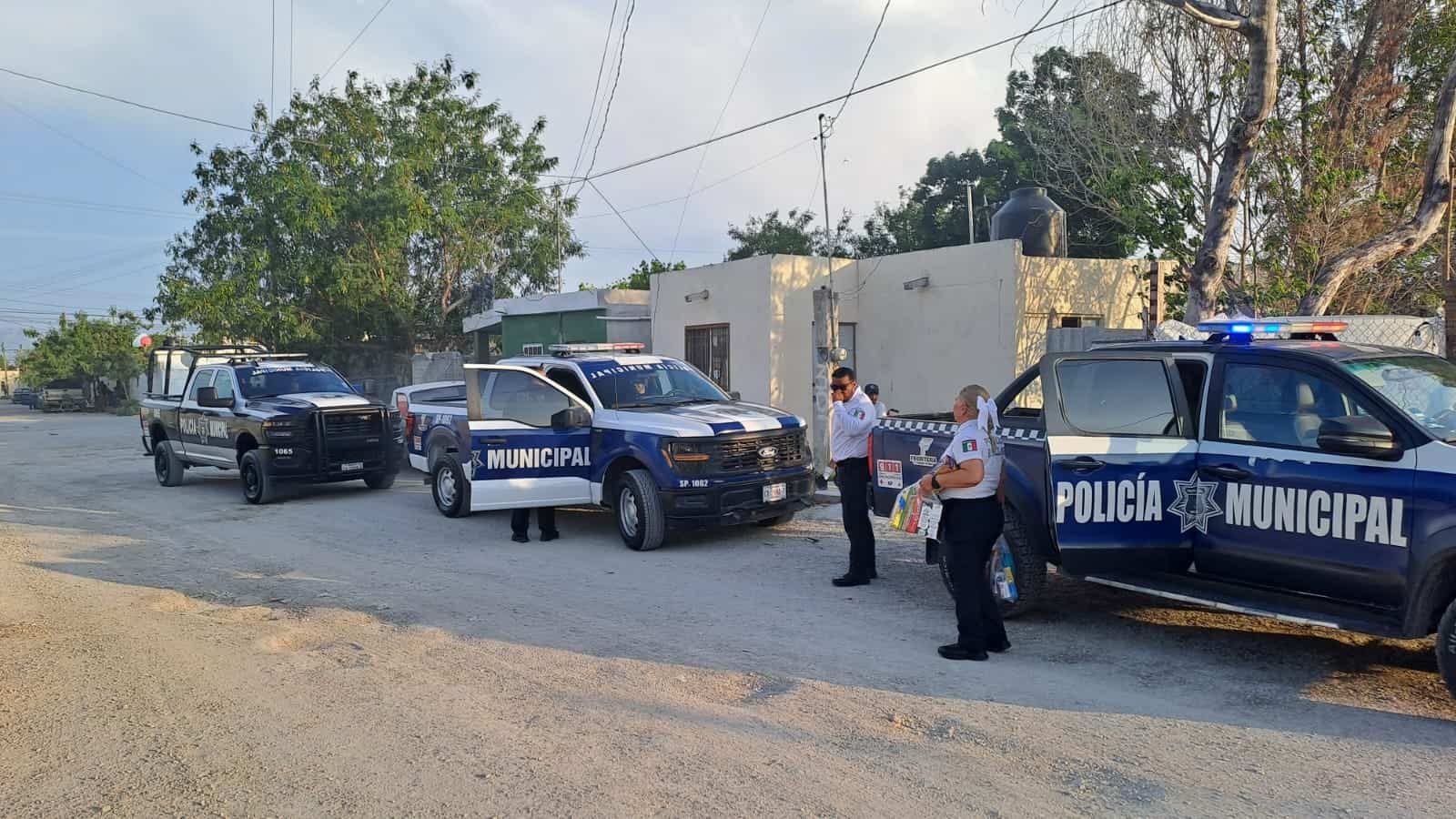Polic&iacute;as ayudan a  hombre vulnerable