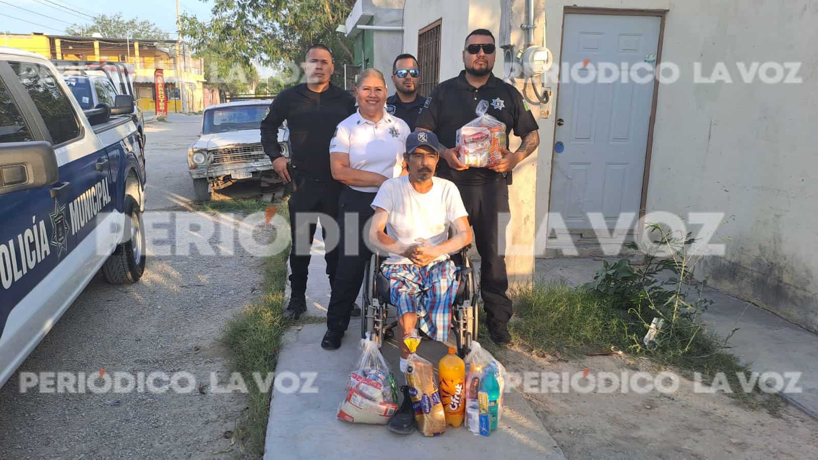 Polic&iacute;as ayudan a  hombre vulnerable