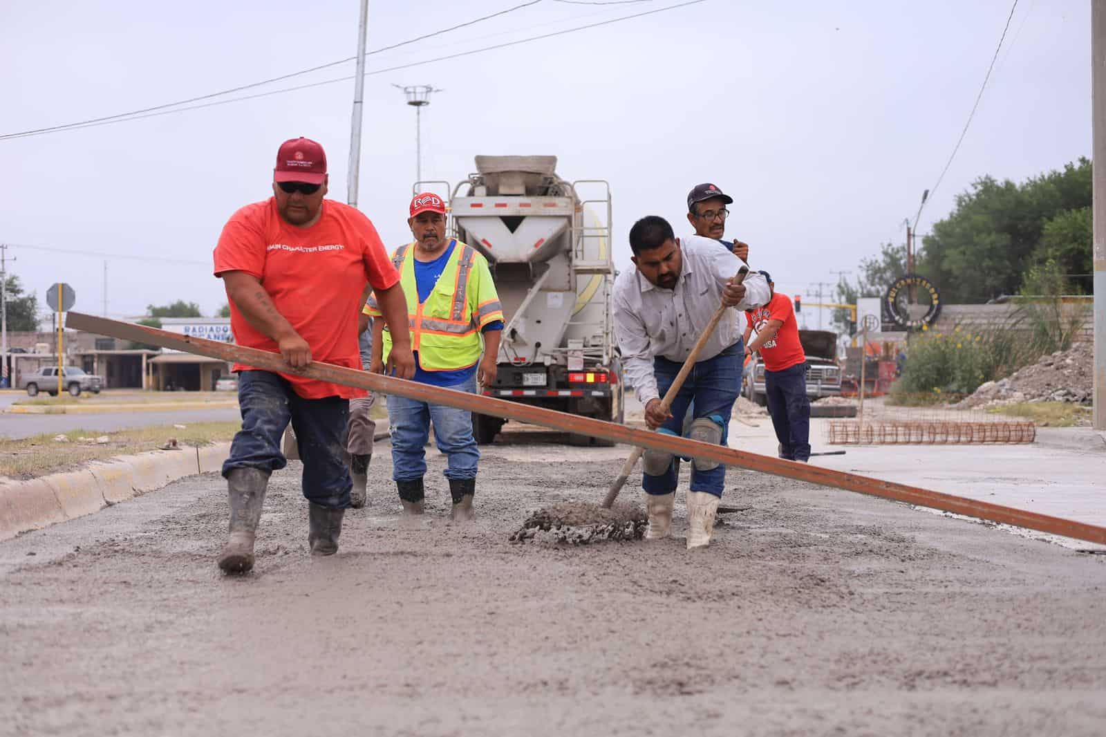 &Oacute;scar R&iacute;os Ram&iacute;rez supervisa obras de infraestructura en San Juan de Sabinas
