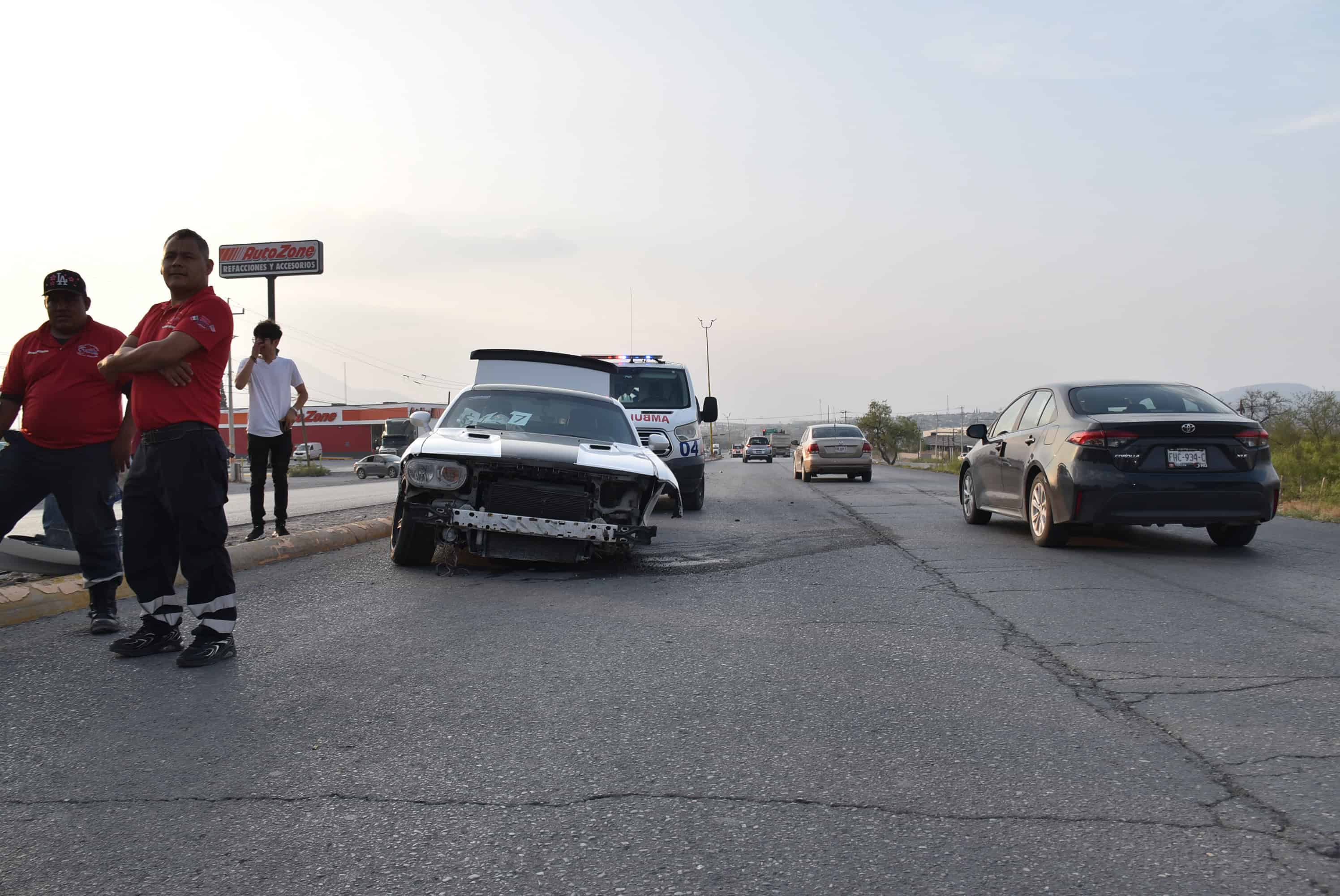 Casta&ntilde;os: Joven conductor ileso tras choque con Dodge Charger