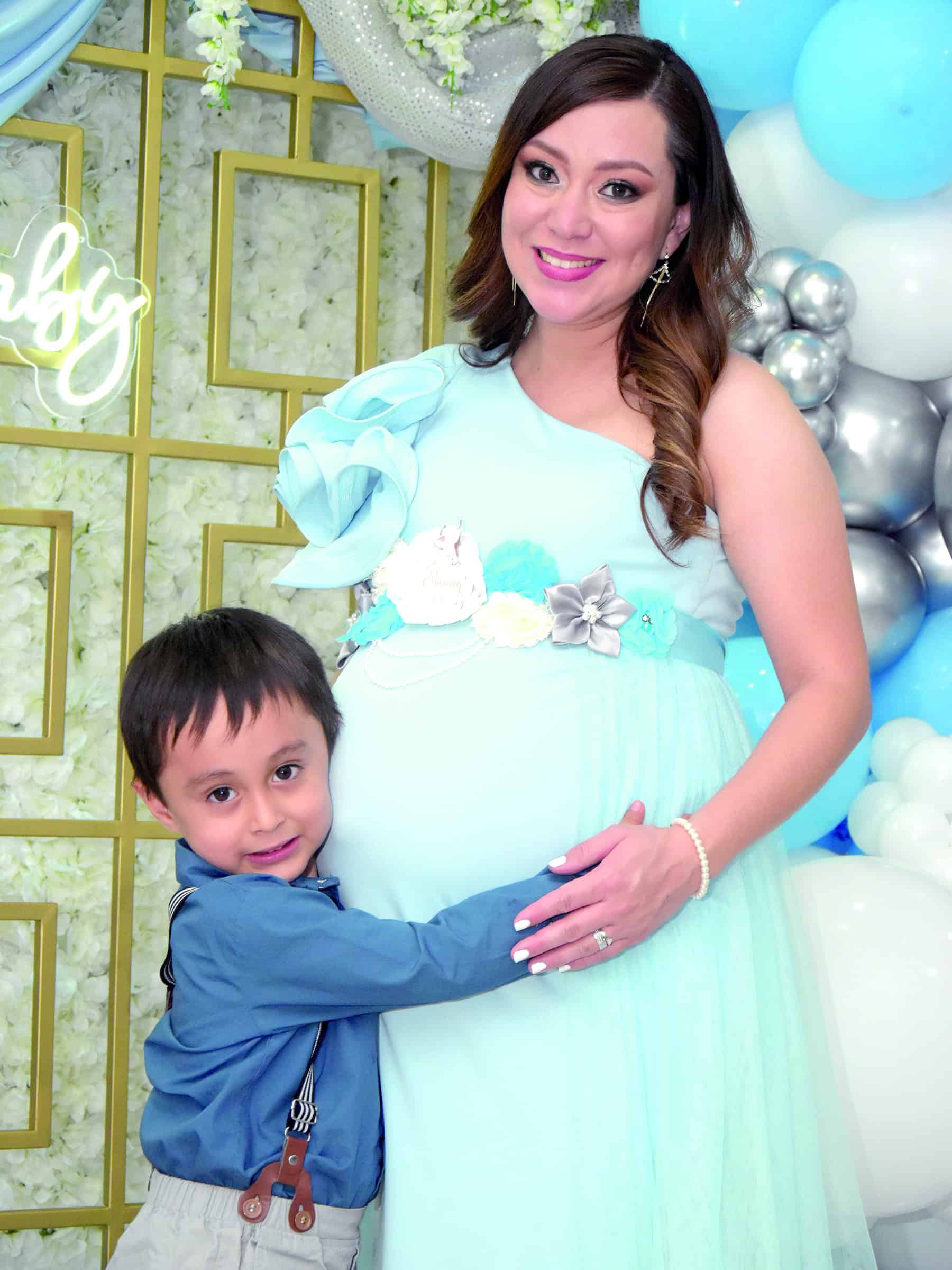 Familia y amigos se re&uacute;nen en el baby shower de M&oacute;nica Salazar